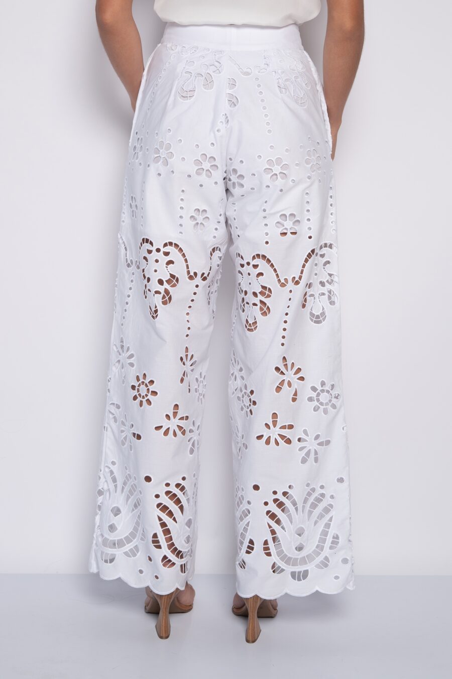 Calça Pantalona Bordada Branca - Lorena - Imagem 4