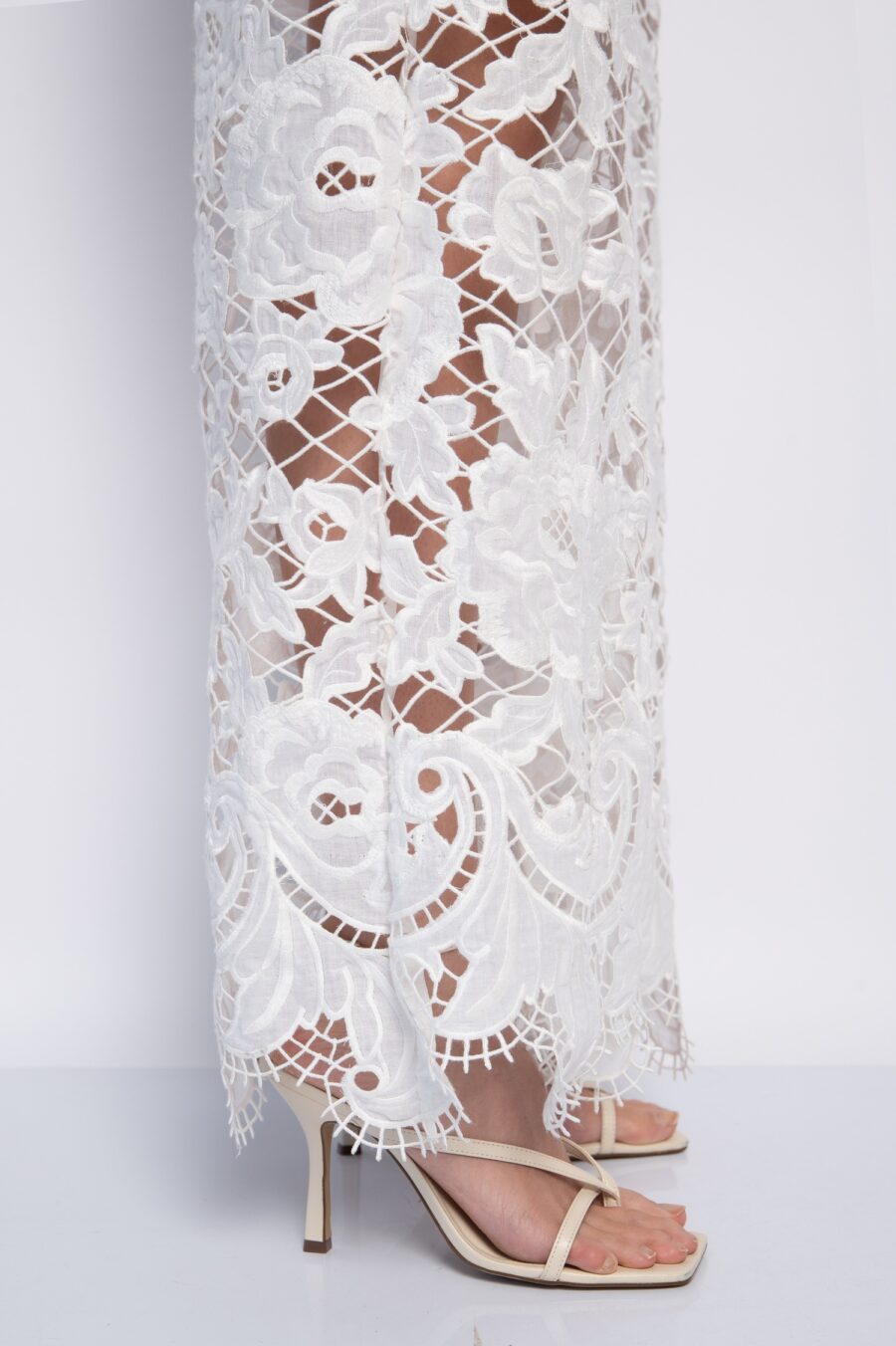 Calça Pantalona Bordada Em Richelieu Off white - Mikaela - Imagem 4