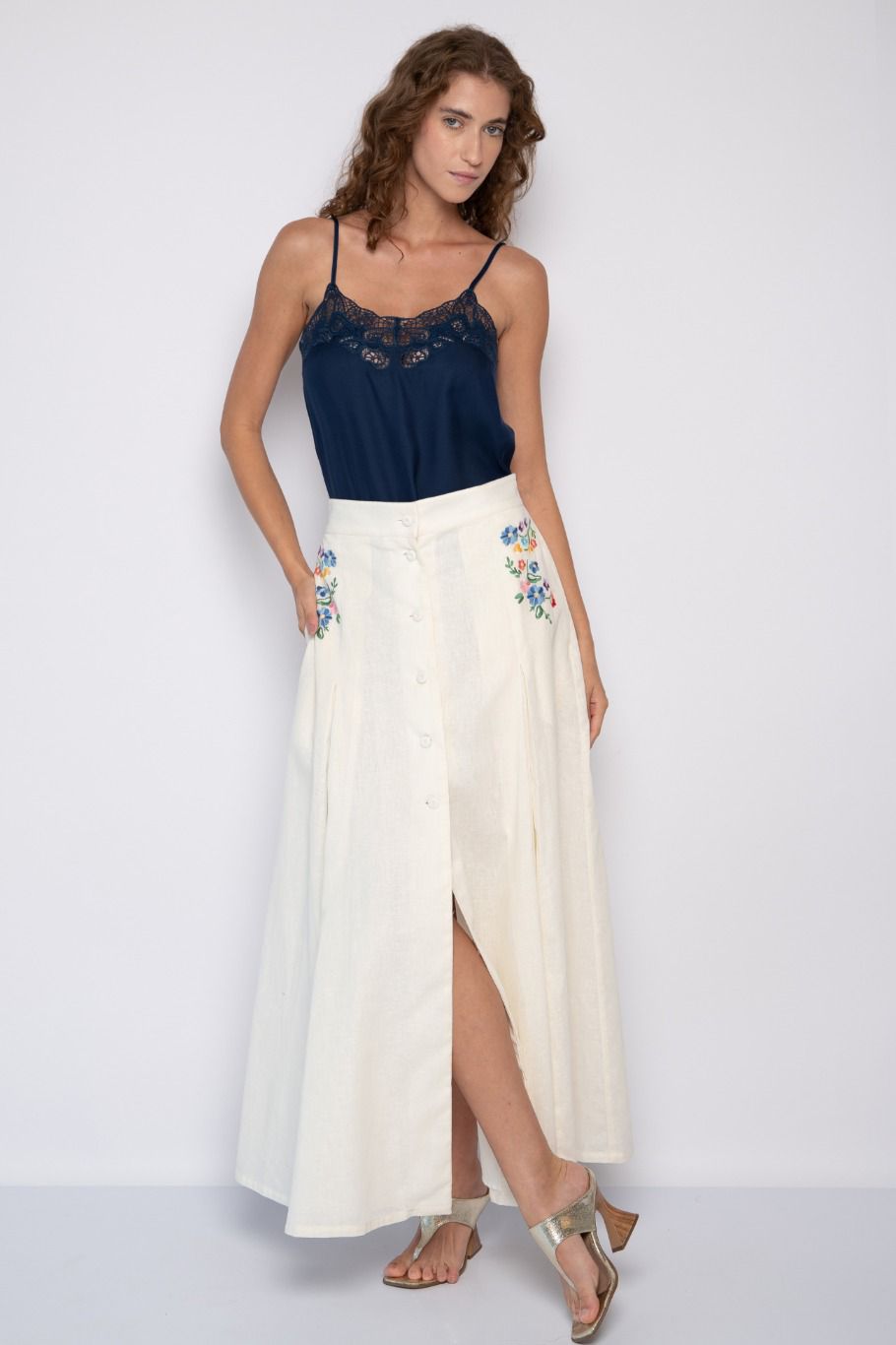 Saia longa bordada com mini florais laterais off white - Mirian