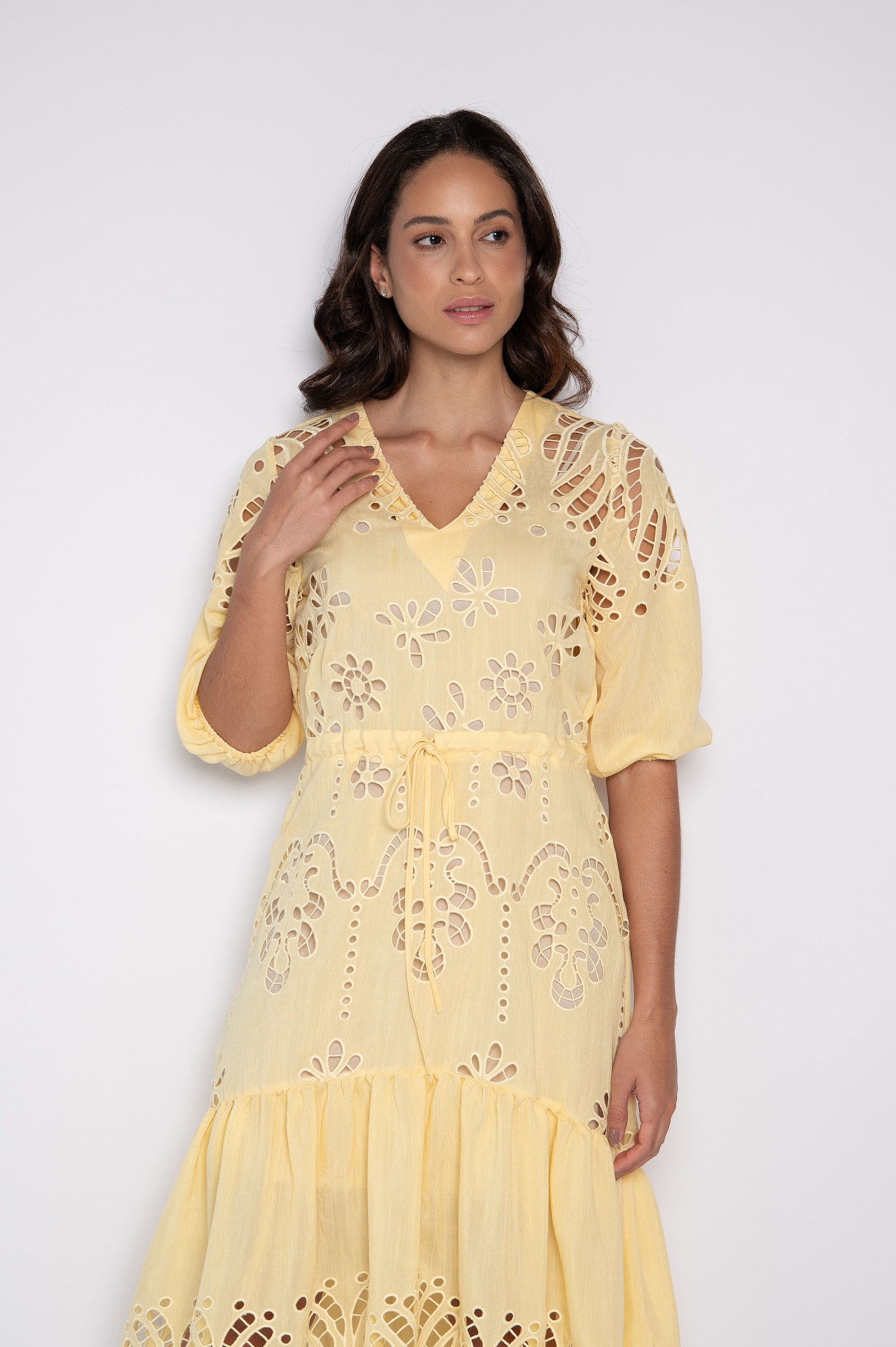 Vestido Bordado Midi Mullet com Decote V Amarelo - Deilane - Imagem 2