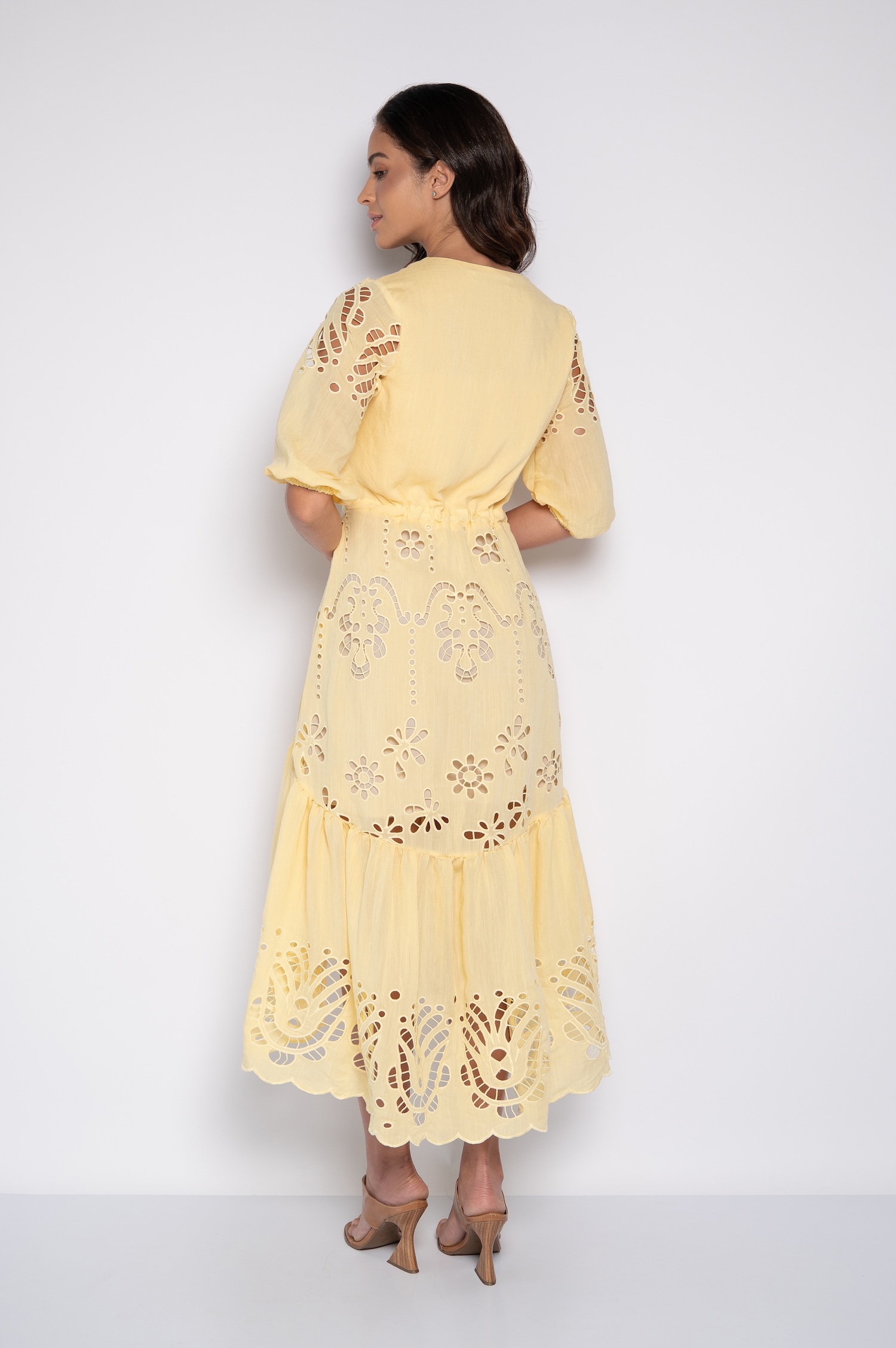Vestido Bordado Midi Mullet com Decote V Amarelo - Deilane - Imagem 4