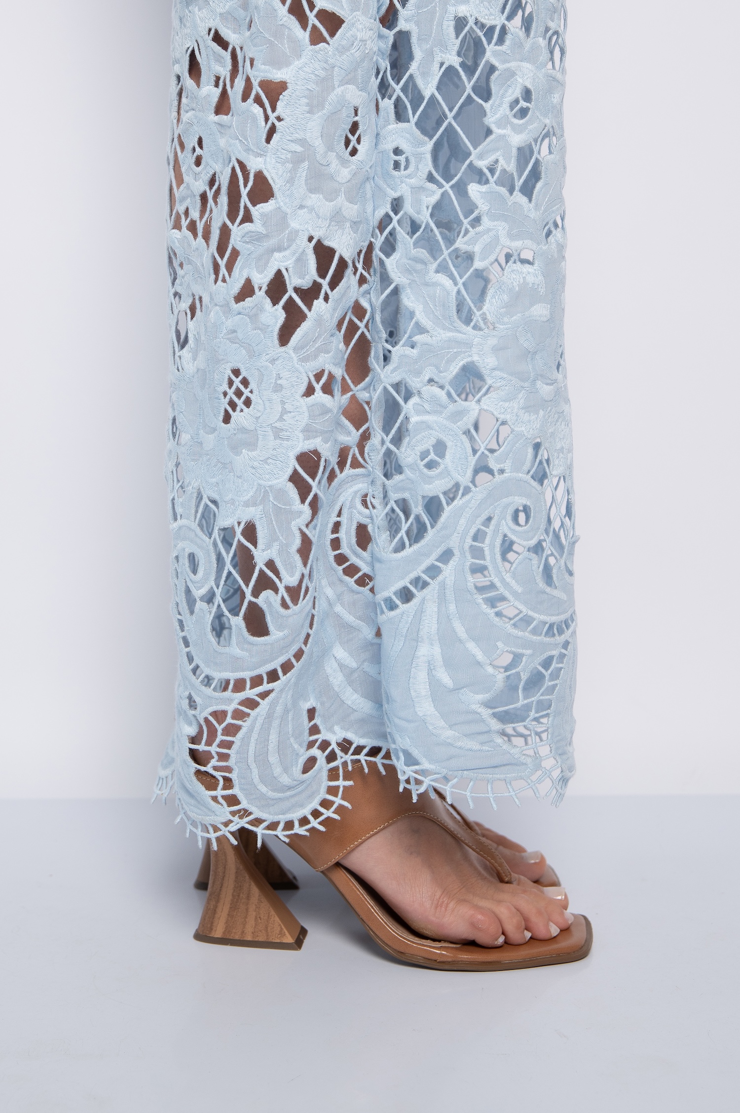 Calça Pantalona Bordada Em Richelieu Azul - Mikaela - Imagem 5