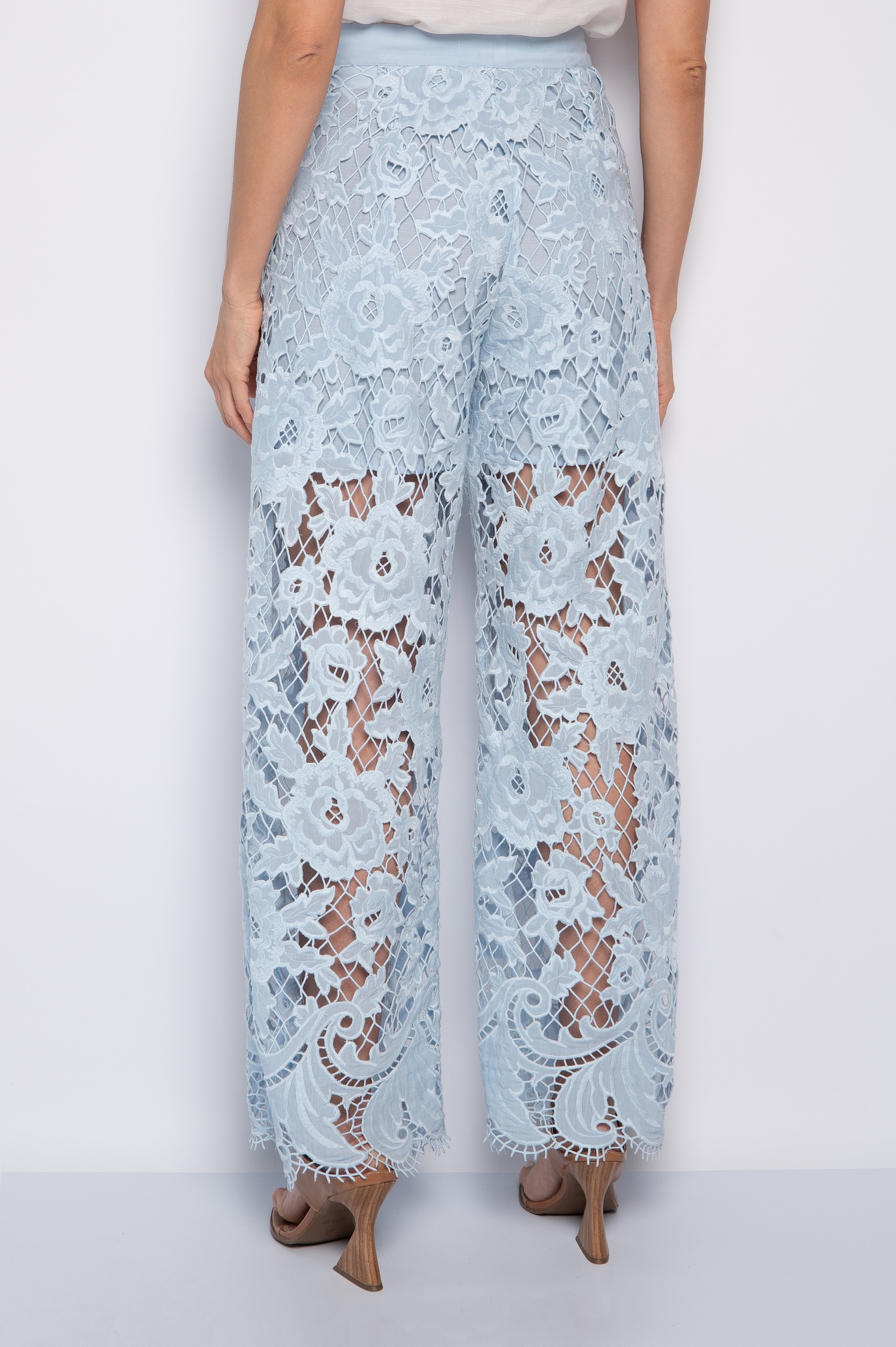 Calça Pantalona Bordada Em Richelieu Azul - Mikaela - Imagem 4