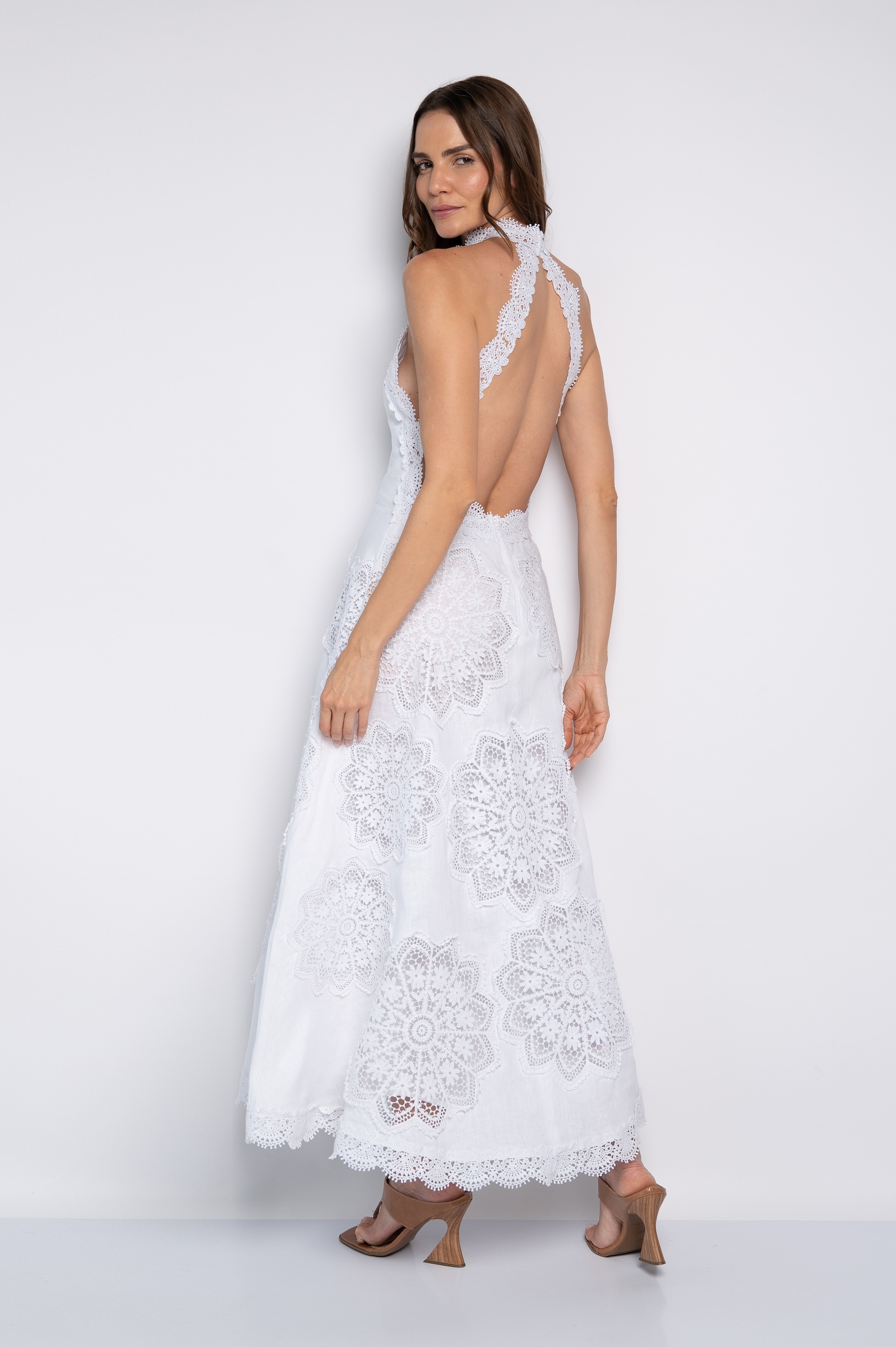 Vestido Longo Bordado com Gola Alta e Costas Nuas Branco - Alcione - Imagem 2