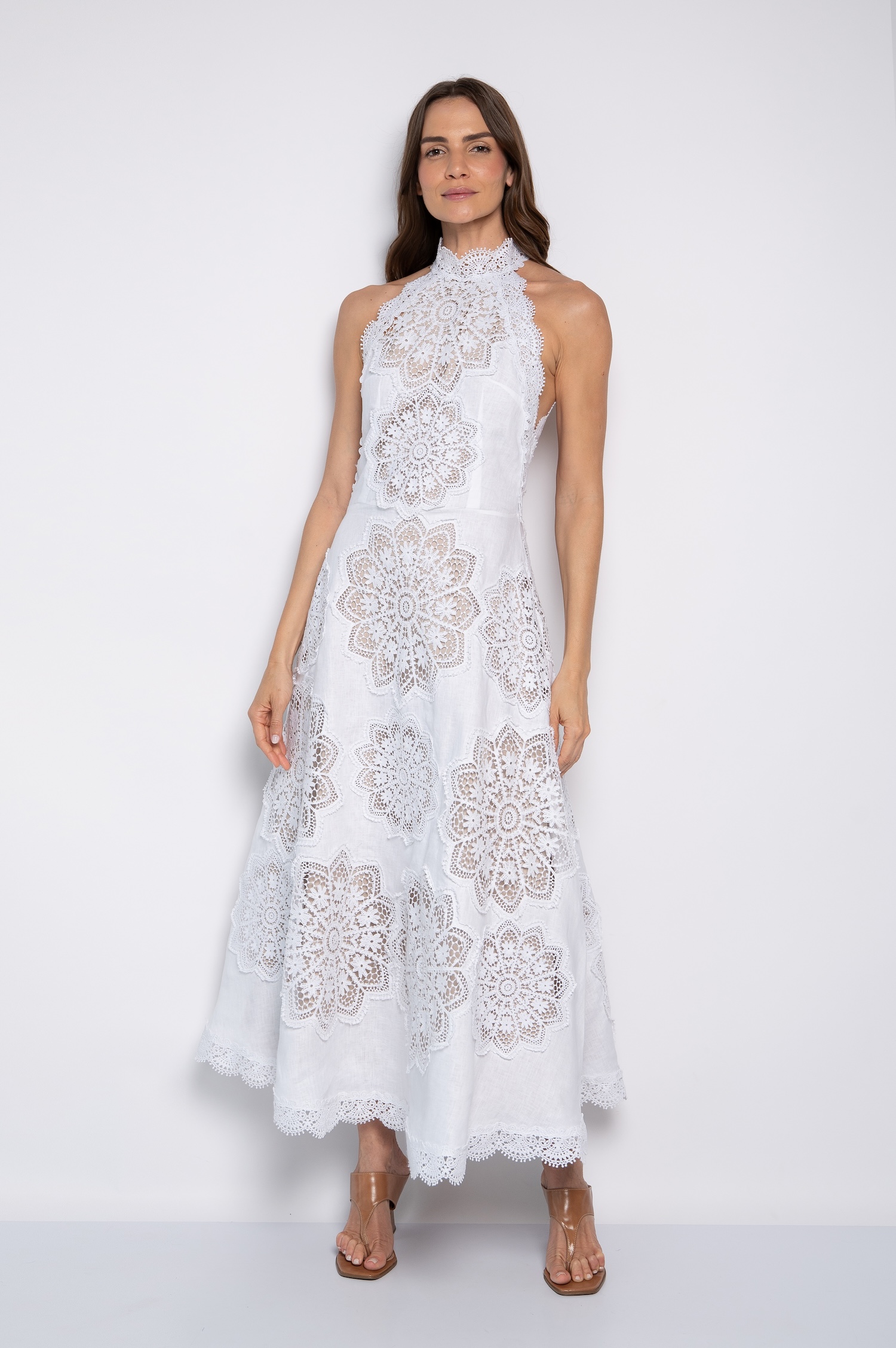 Vestido Longo Bordado com Gola Alta e Costas Nuas Branco - Alcione - Imagem 3