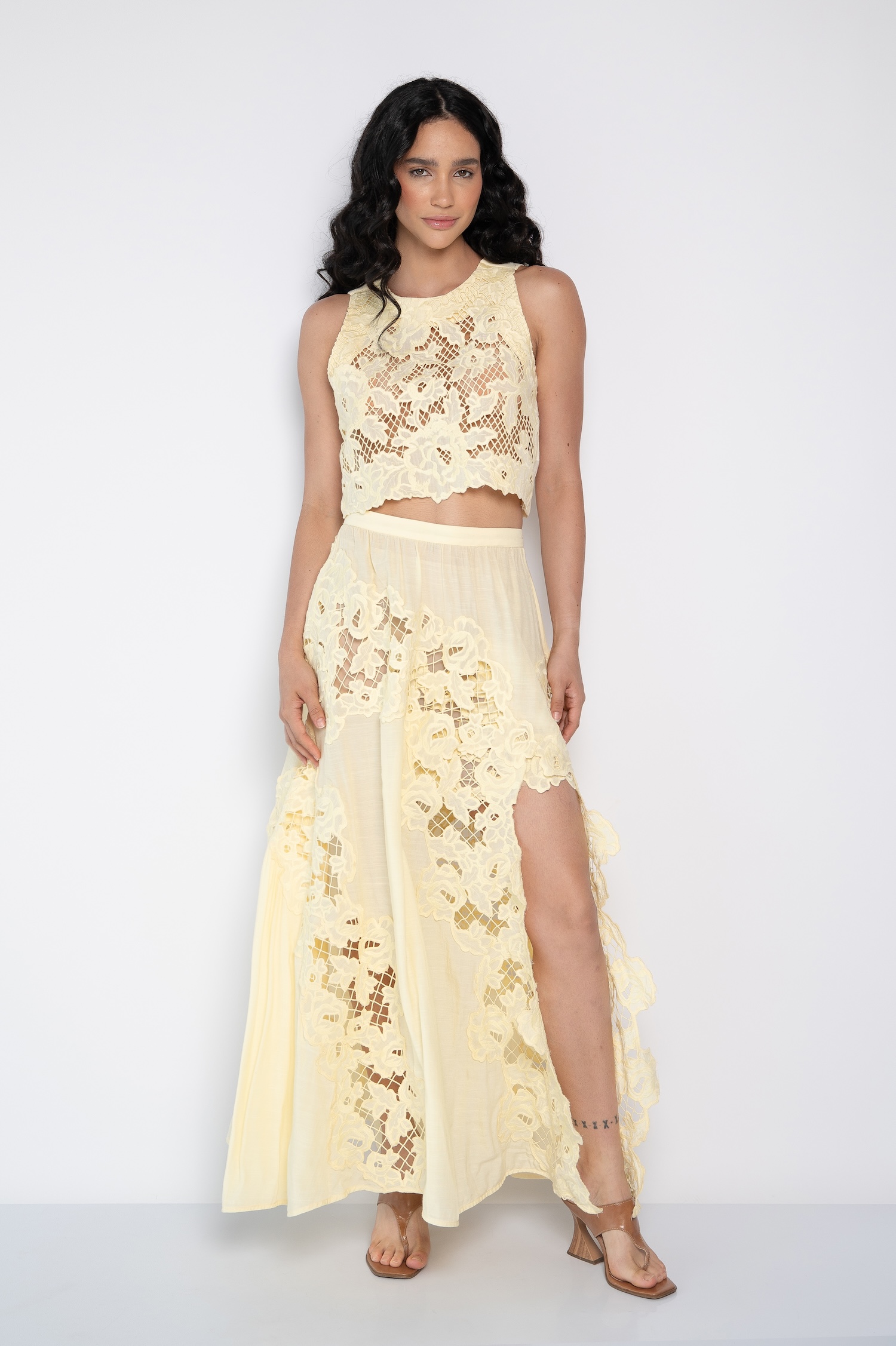 Blusa cropped bordada cavada amarela - Nanda - Imagem 2