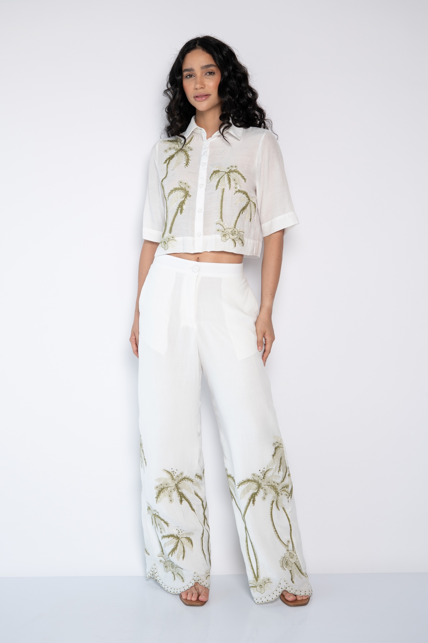 Camisa Cropped Bordada Com Gola Tradicional Off White - Karina