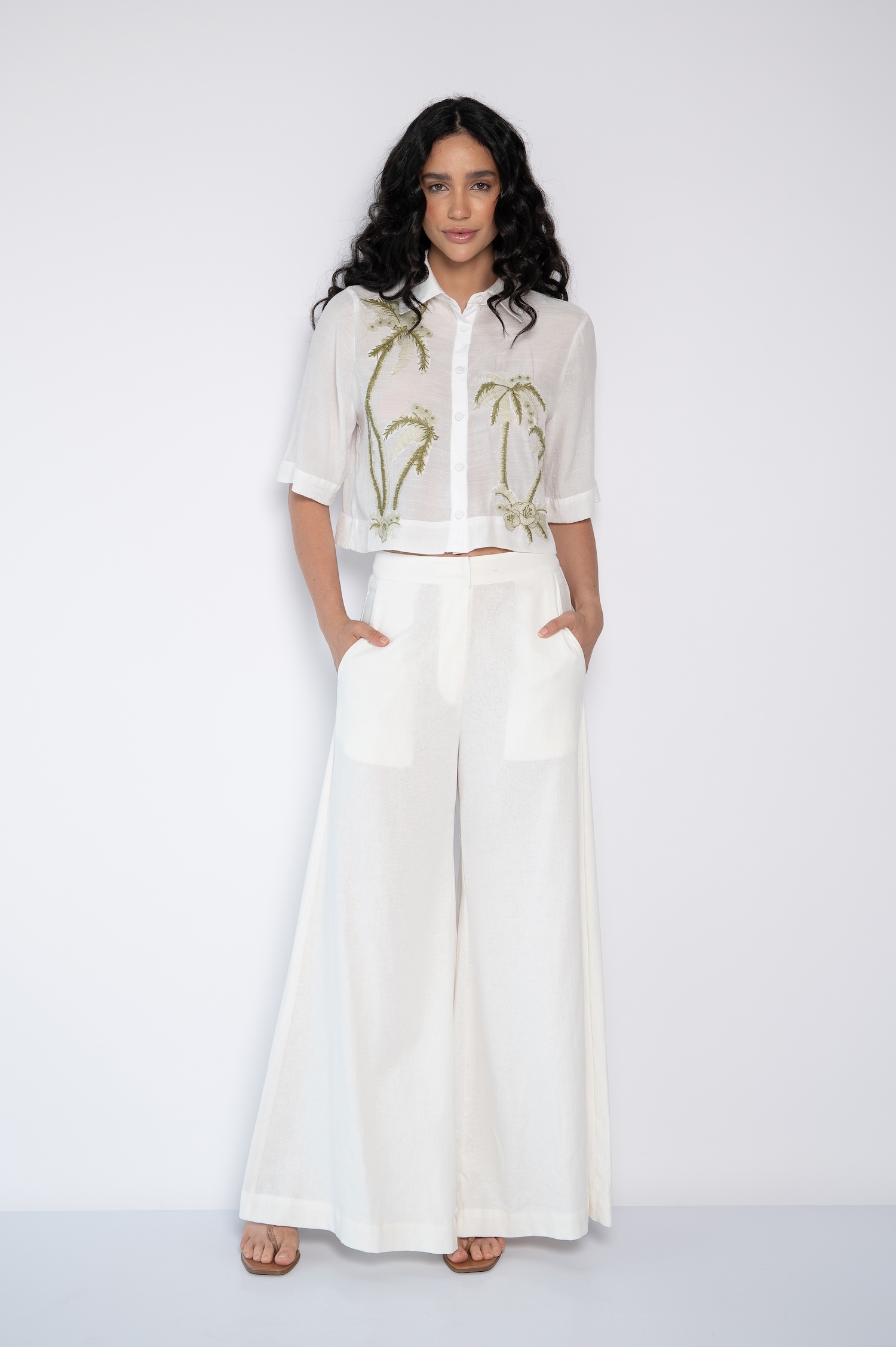 Camisa Cropped Bordada Com Gola Tradicional Off White - Karina - Imagem 3