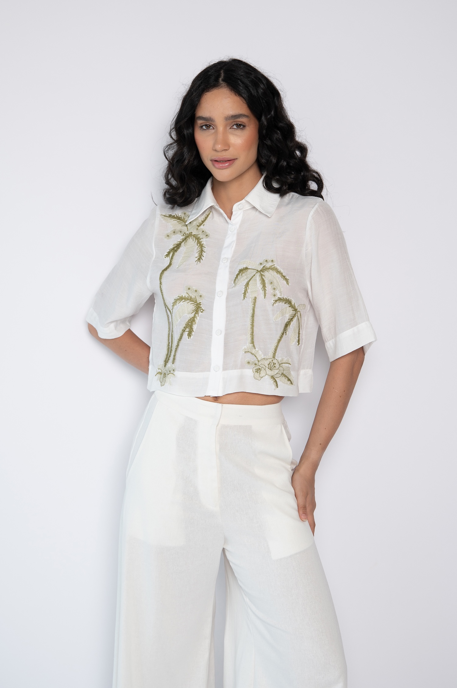 Camisa Cropped Bordada Com Gola Tradicional Off White - Karina - Imagem 2
