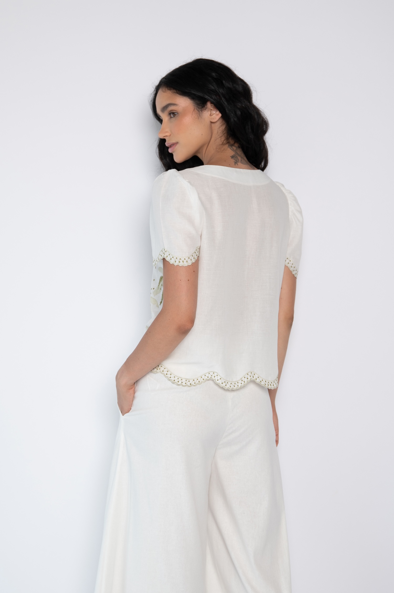 Blusa Bordada Com Mangas Curtas Off White - Tuane - Imagem 5