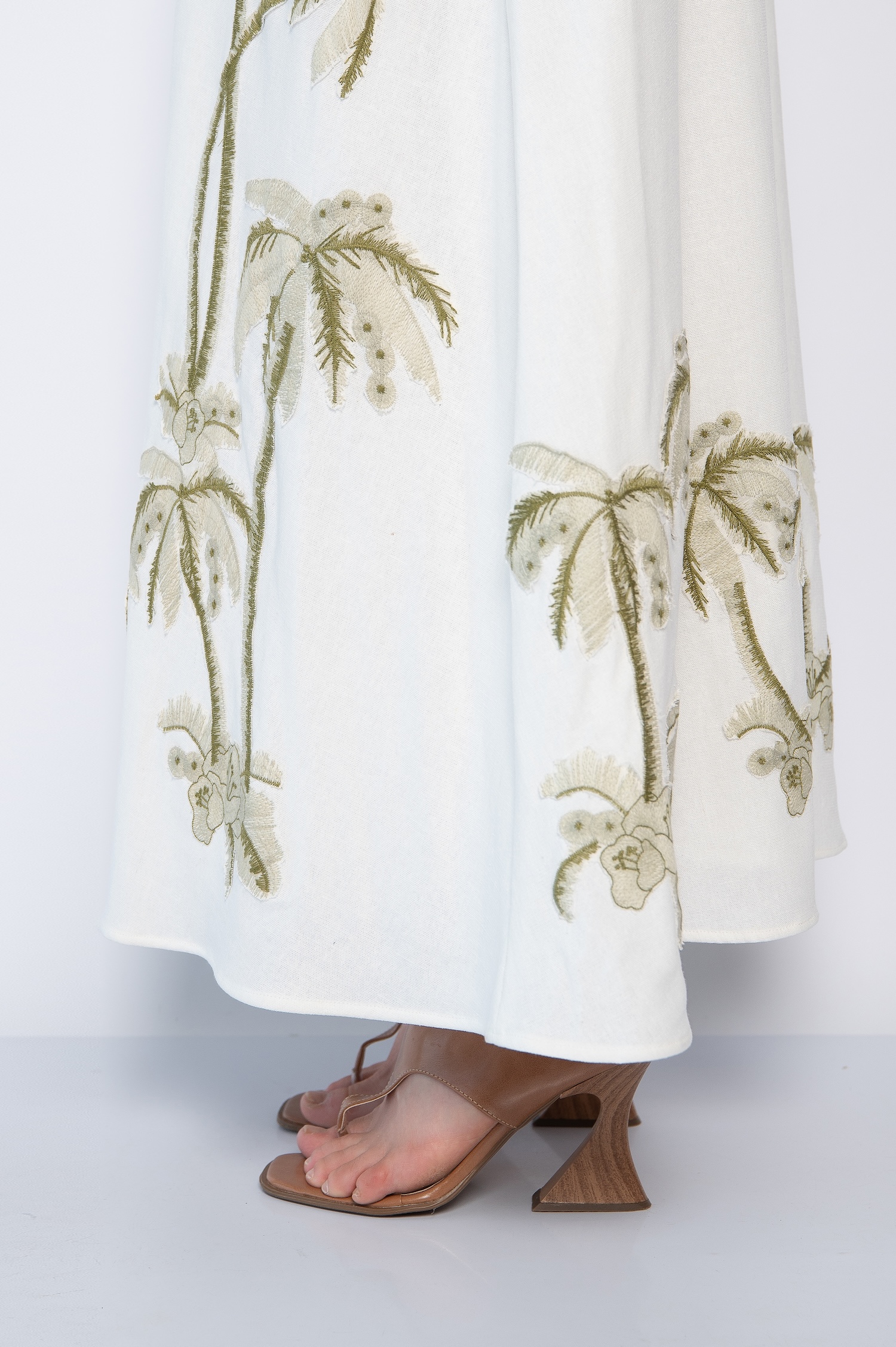 Vestido Longo Bordado Com Recortes e Amarração Off White - Dandara - Imagem 5