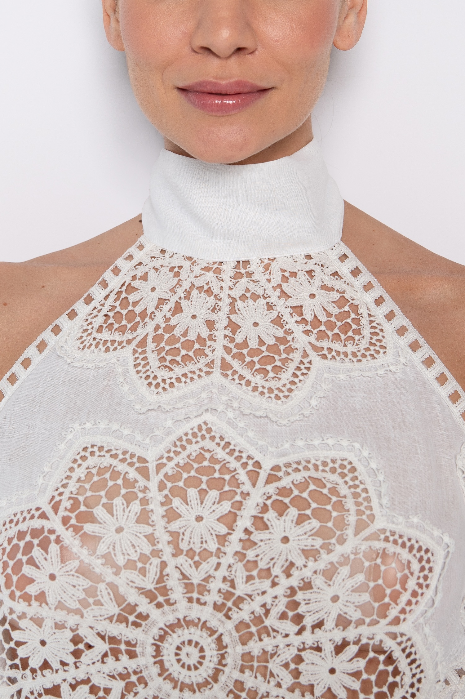 Blusa Assimétrica Bordada Com Gola Alta Off White - Pâmela - Imagem 5