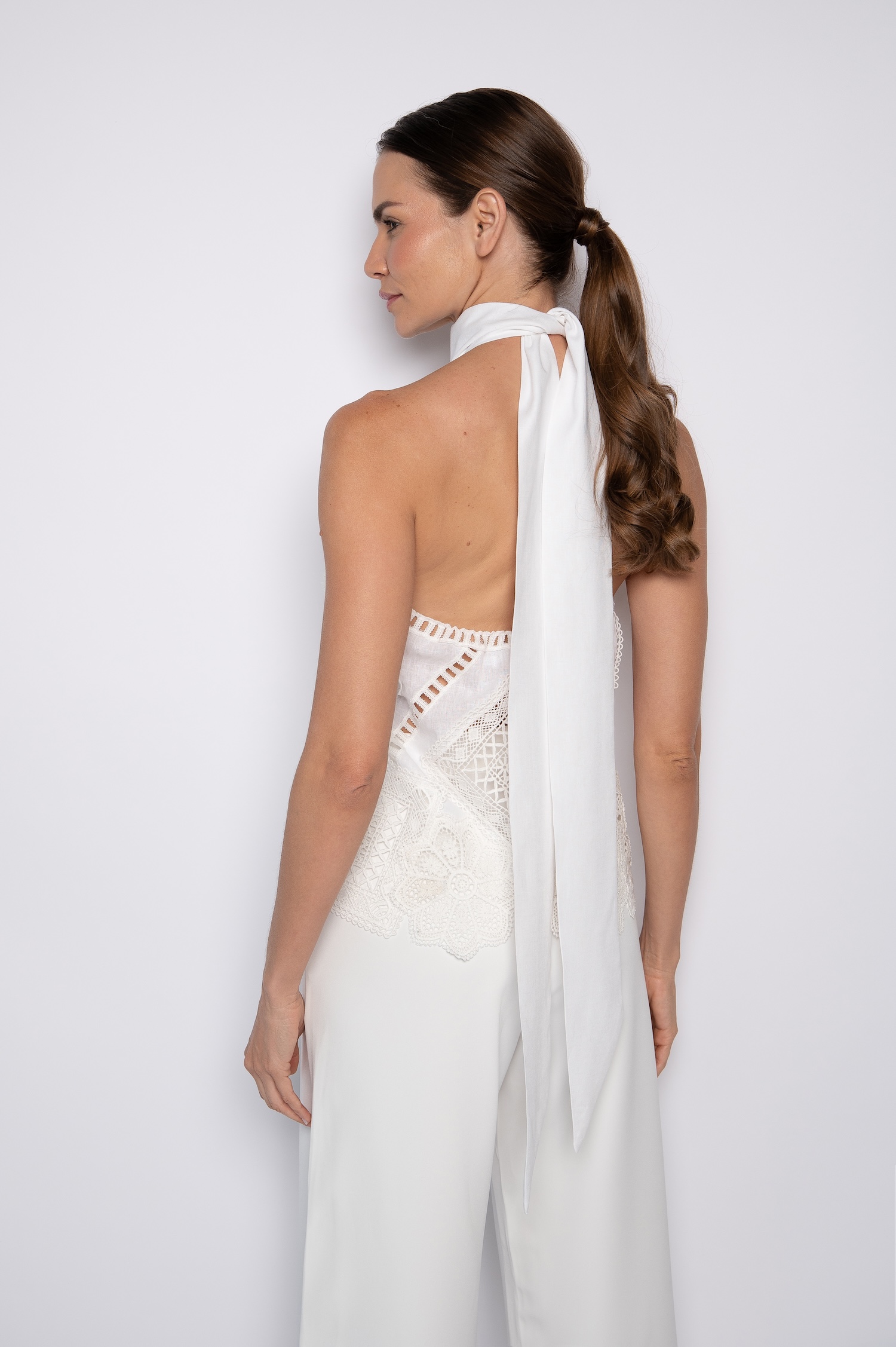 Blusa Assimétrica Bordada Com Gola Alta Off White - Pâmela - Imagem 3