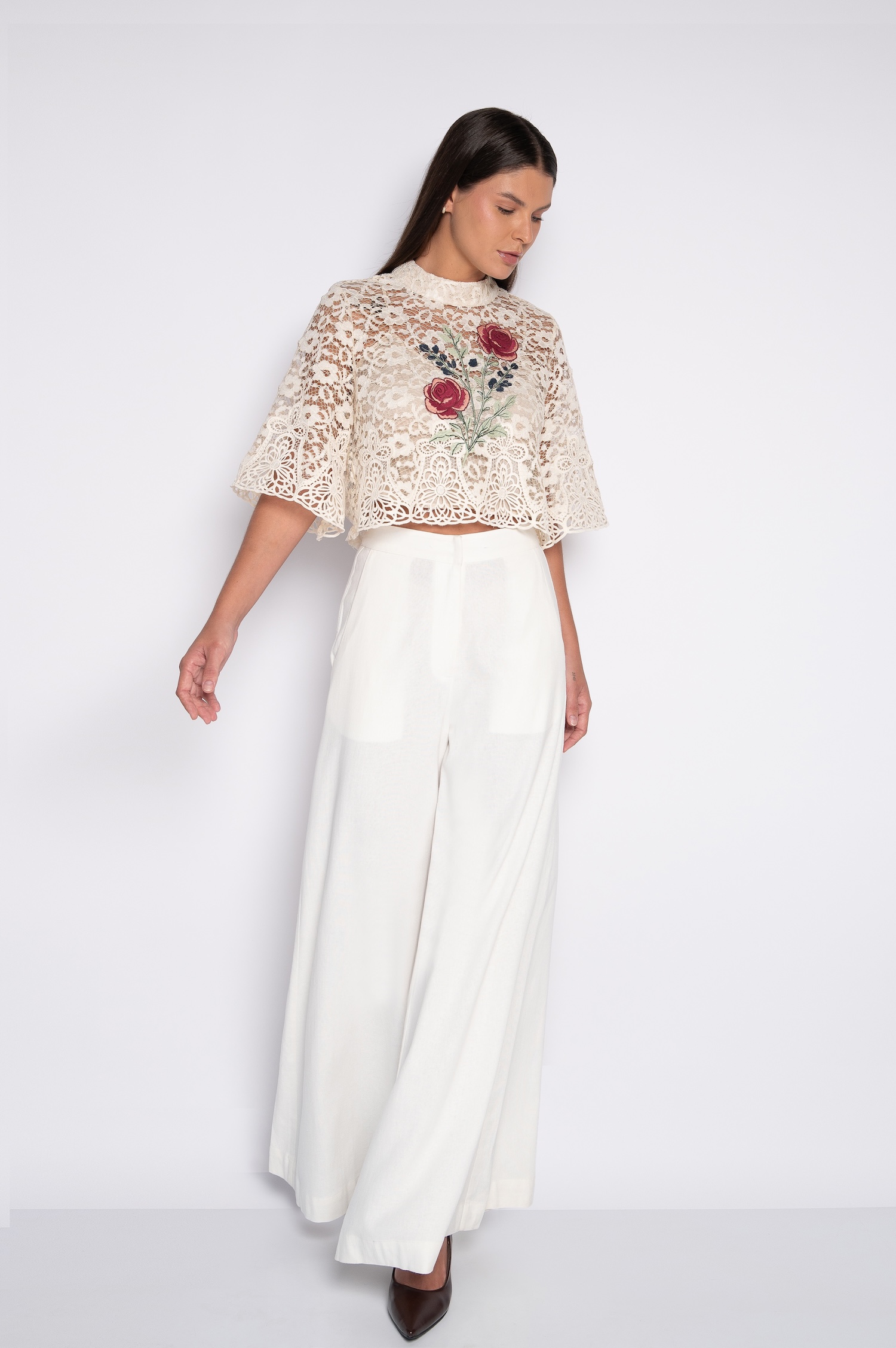 Blusa Cropped de Renda Bordada Manga Curta Bege - Cassia - Imagem 2