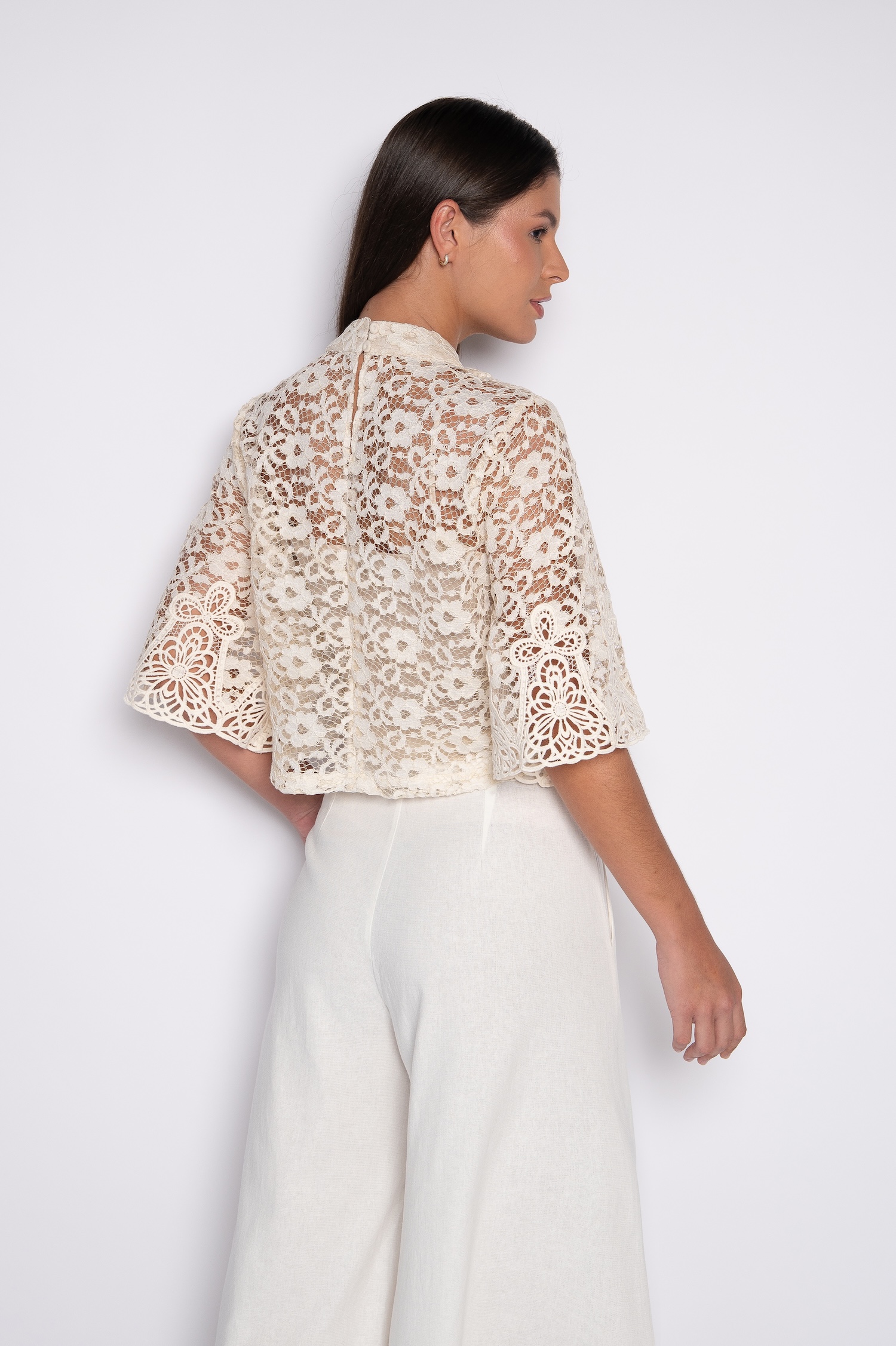 Blusa Cropped de Renda Bordada Manga Curta Bege - Cassia - Imagem 4