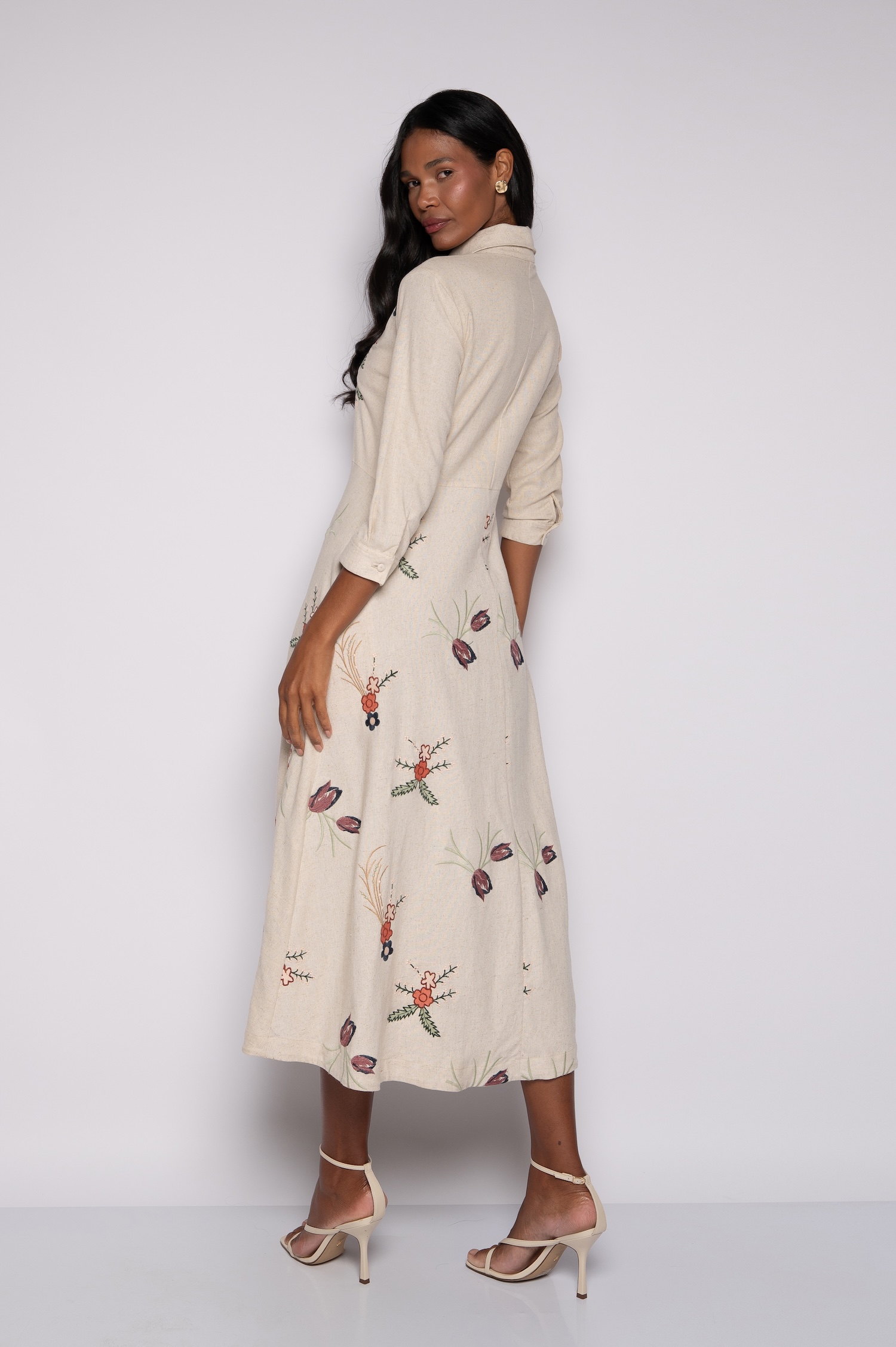 Vestido Chemise Bordado com Manga 3/4 Bege - Vânia - Imagem 4