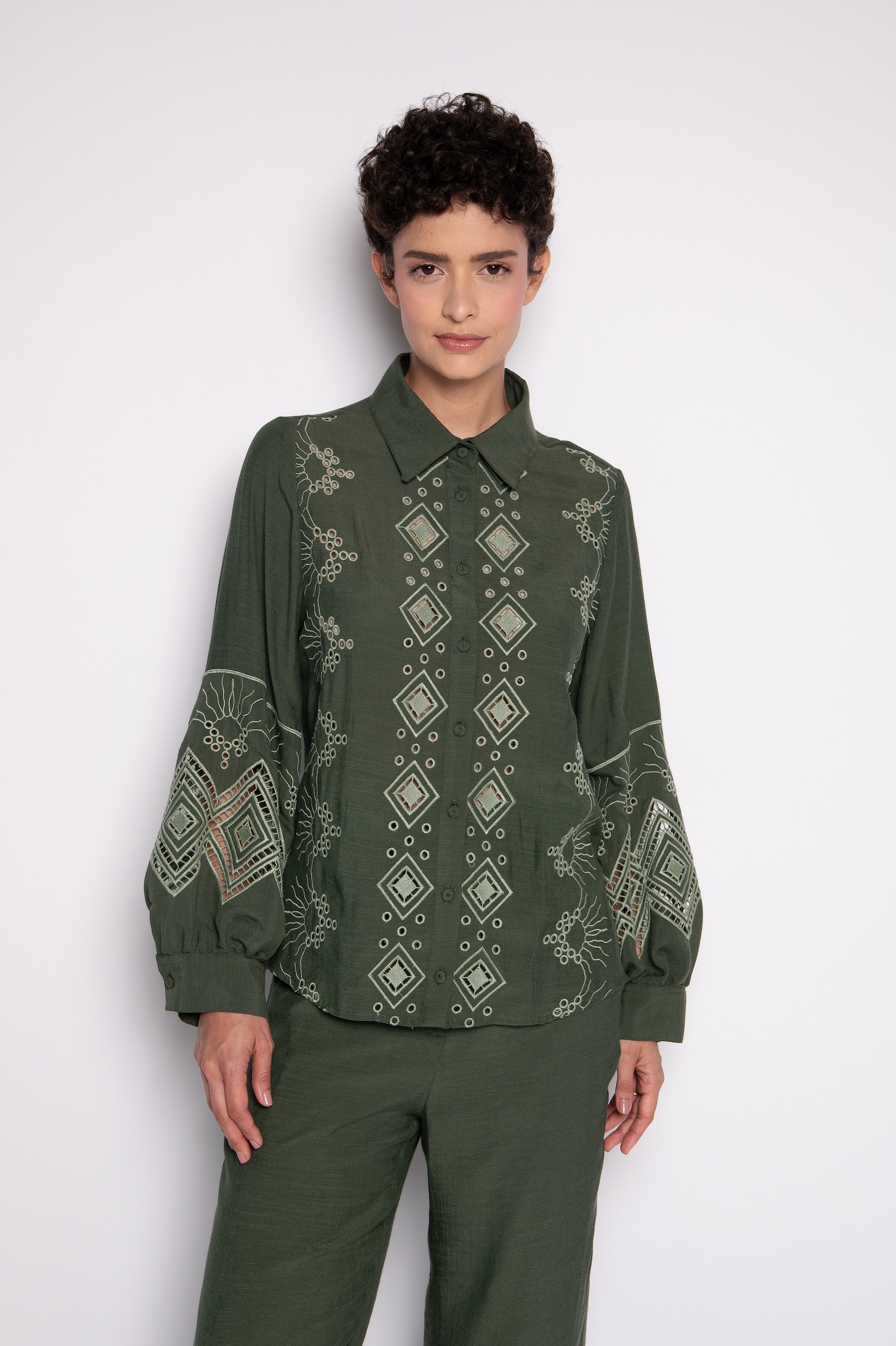 Camisa Bordada com Gola Tradicional e Manga 7/8 Bufante Verde Escuro - Tânia