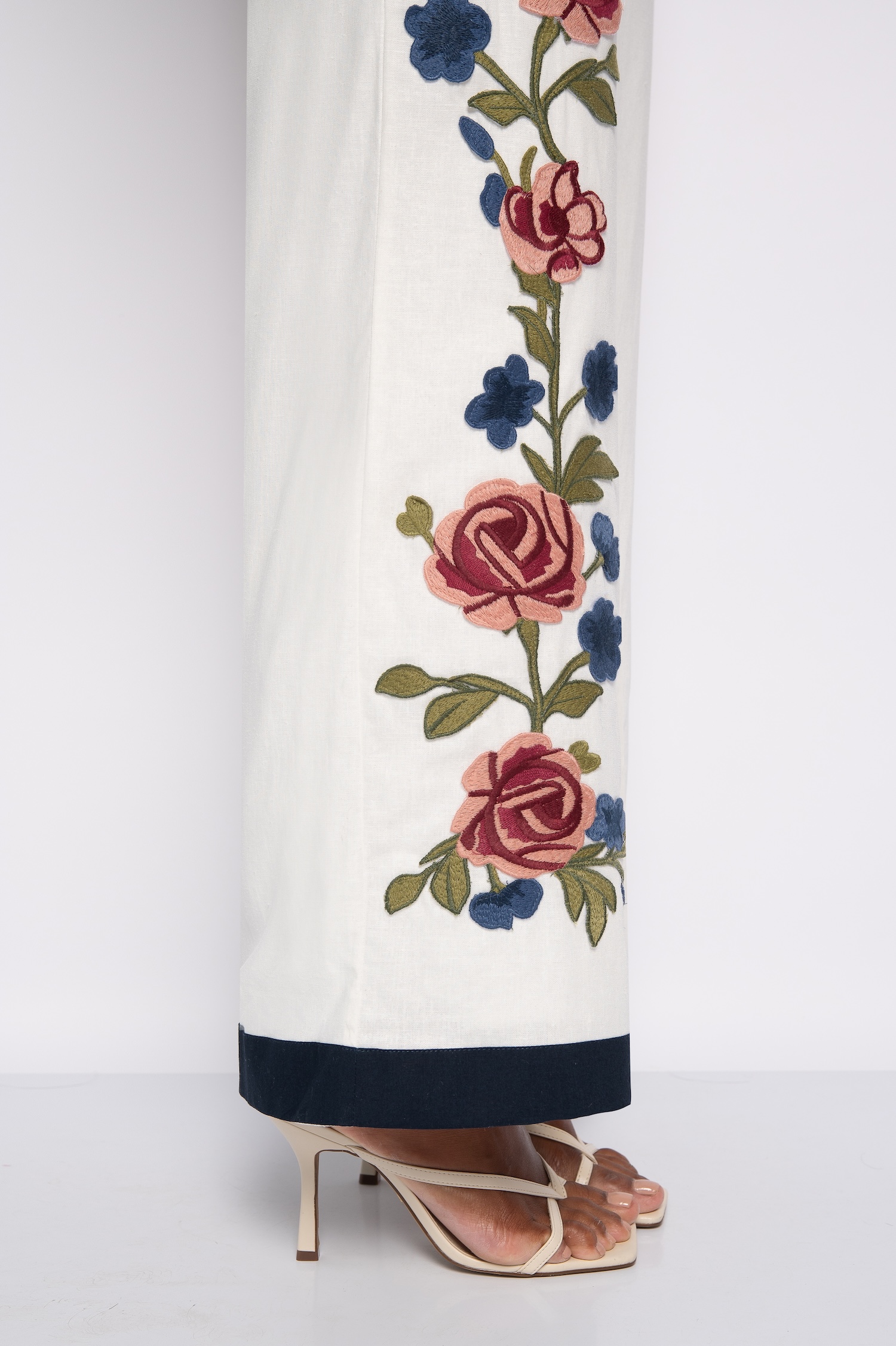 Calça pantalona bordada Off White - Analú - Imagem 3