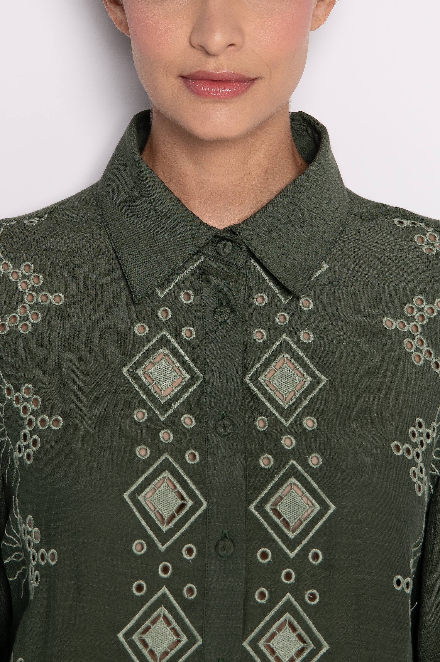 Camisa Bordada com Gola Tradicional e Manga 7/8 Bufante Verde Escuro - Tânia - Imagem 4