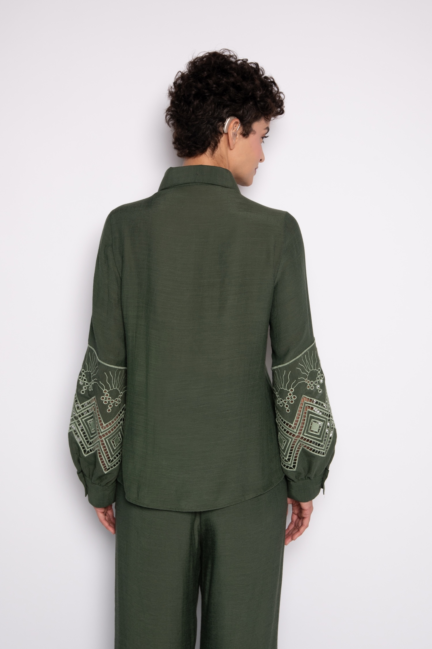 Camisa Bordada com Gola Tradicional e Manga 7/8 Bufante Verde Escuro - Tânia - Imagem 6