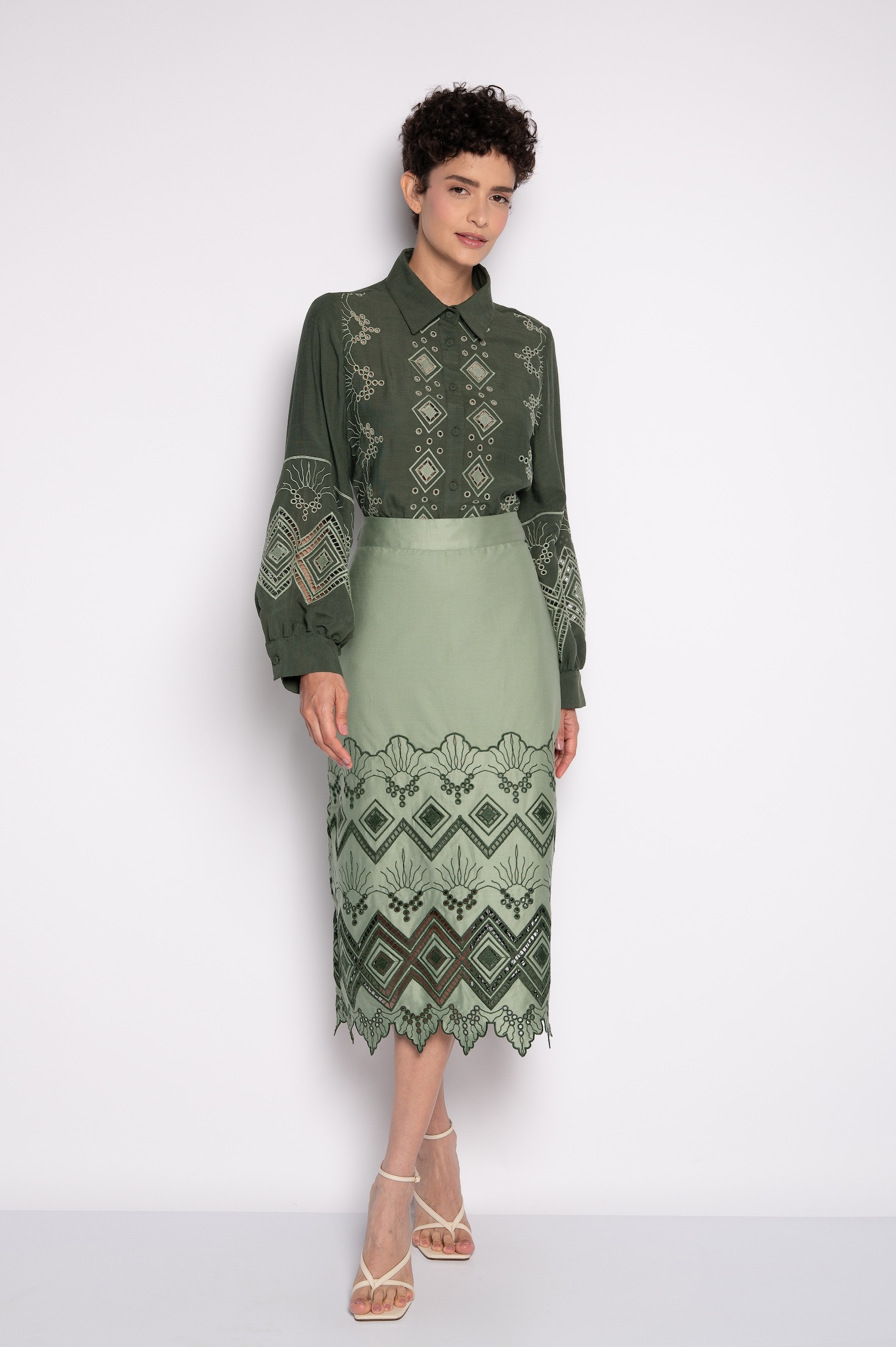 Camisa Bordada com Gola Tradicional e Manga 7/8 Bufante Verde Escuro - Tânia - Imagem 2