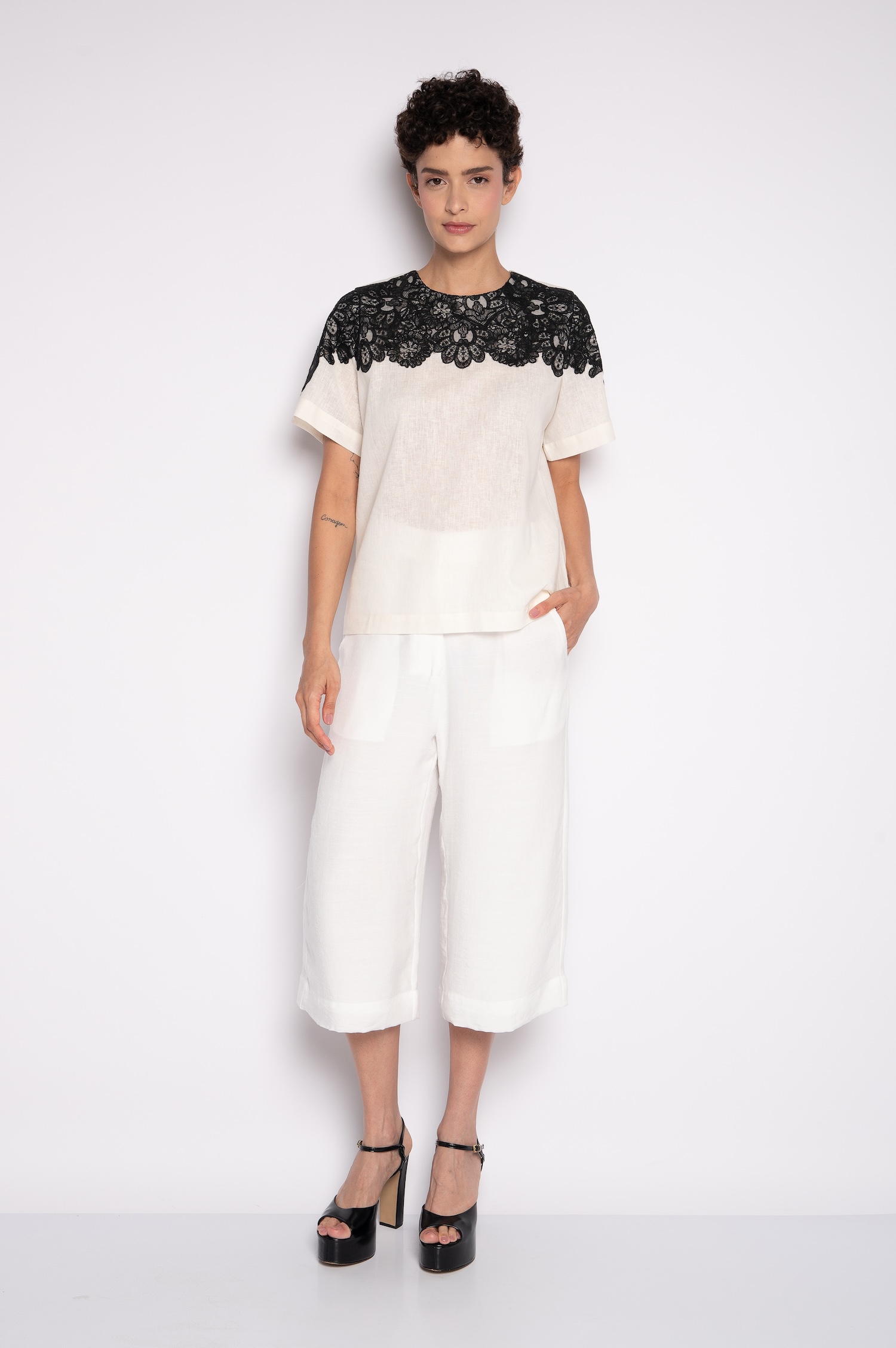 Blusa com Bordado Aplicado Manga Curta Off White - Carmem - Imagem 2