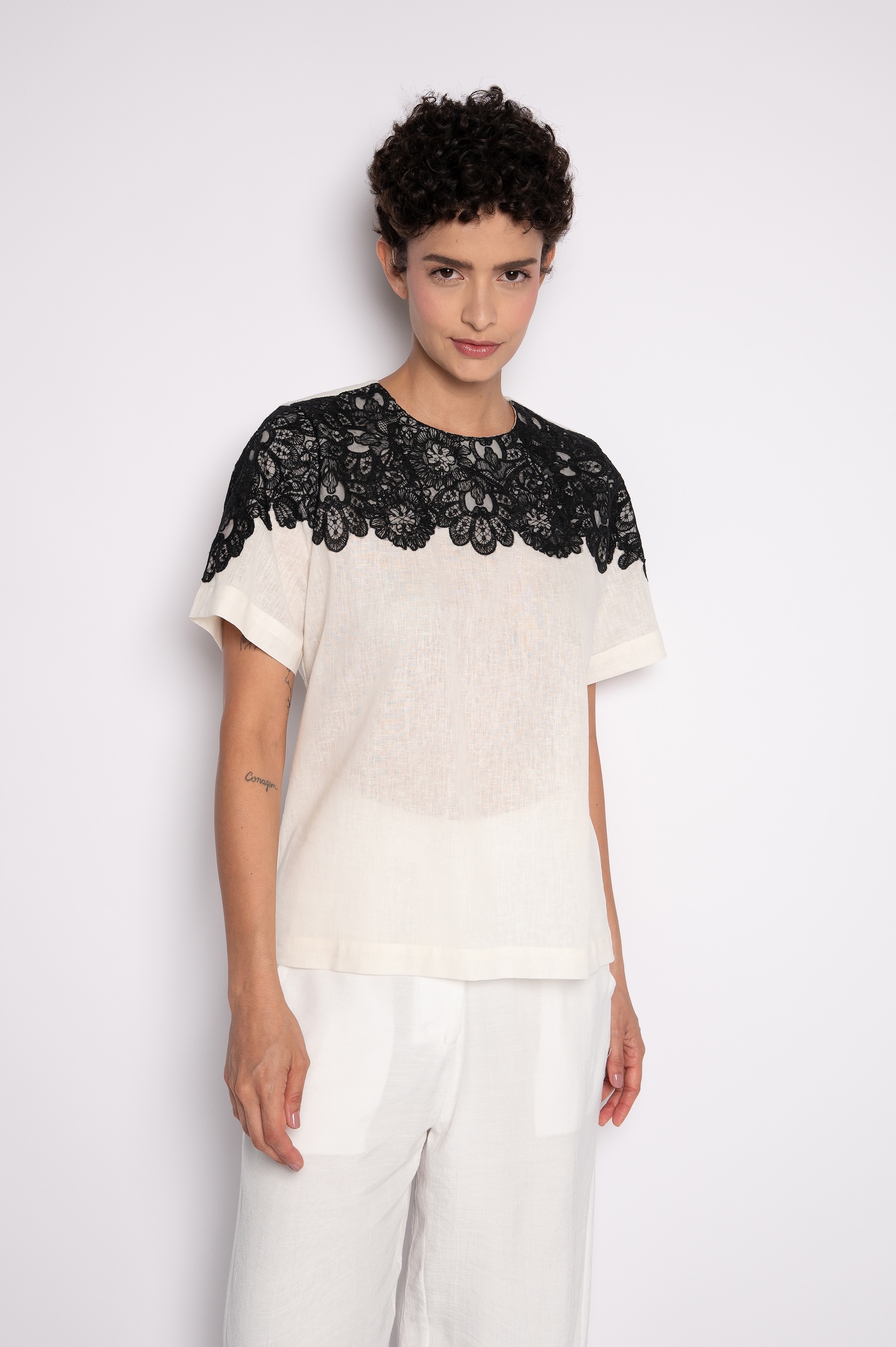 Blusa com Bordado Aplicado Manga Curta Off White - Carmem