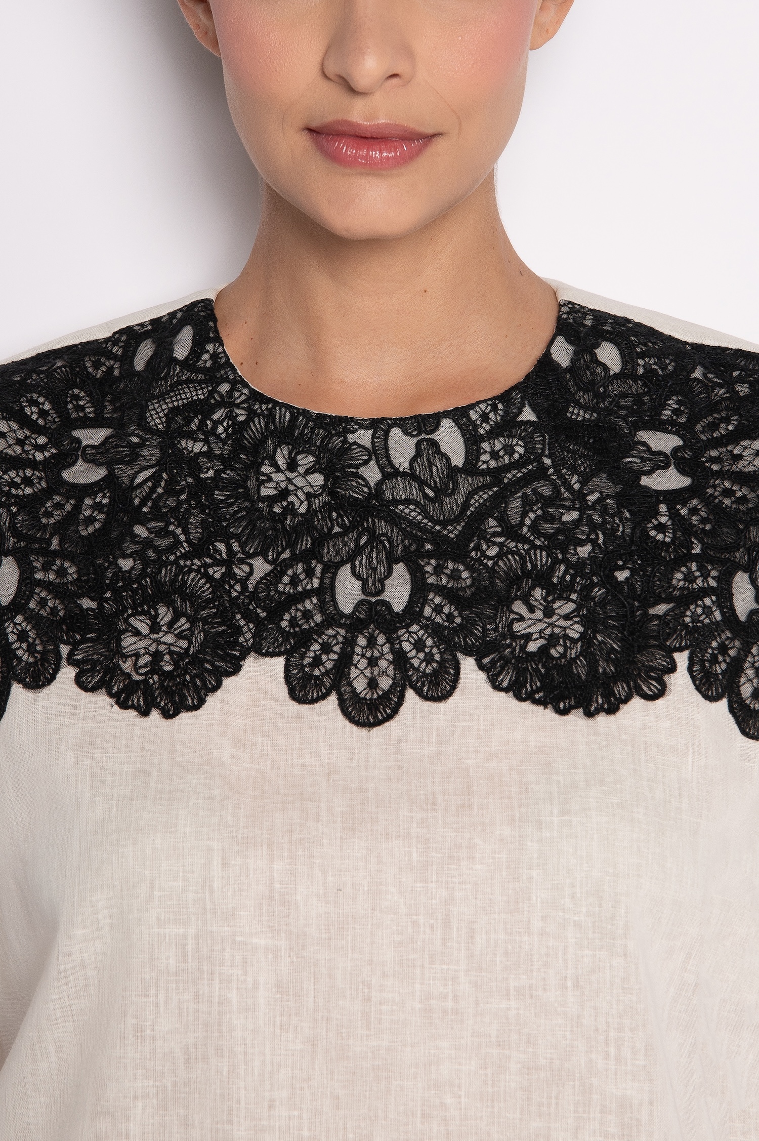 Blusa com Bordado Aplicado Manga Curta Off White - Carmem - Imagem 3