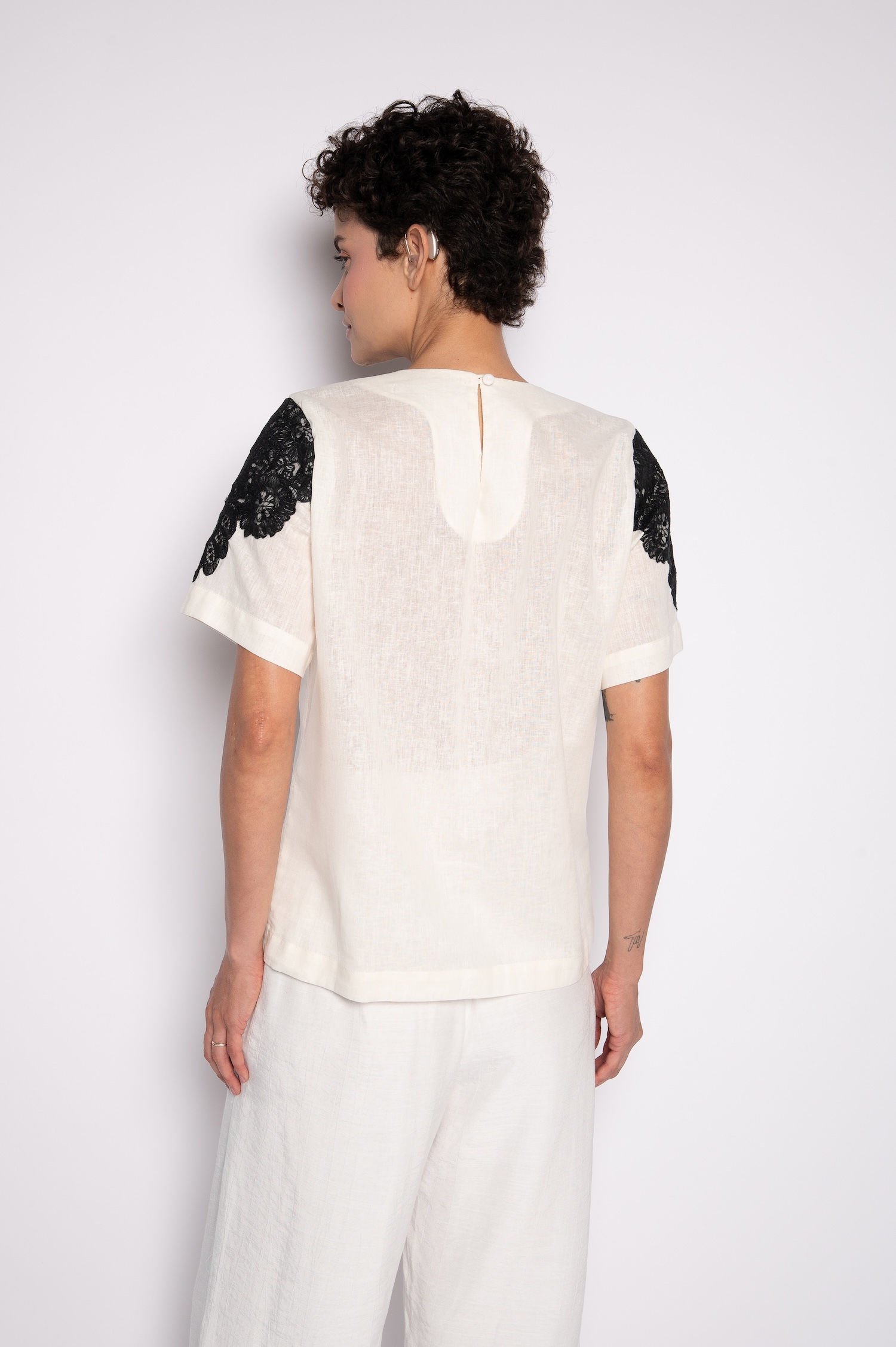 Blusa com Bordado Aplicado Manga Curta Off White - Carmem - Imagem 4