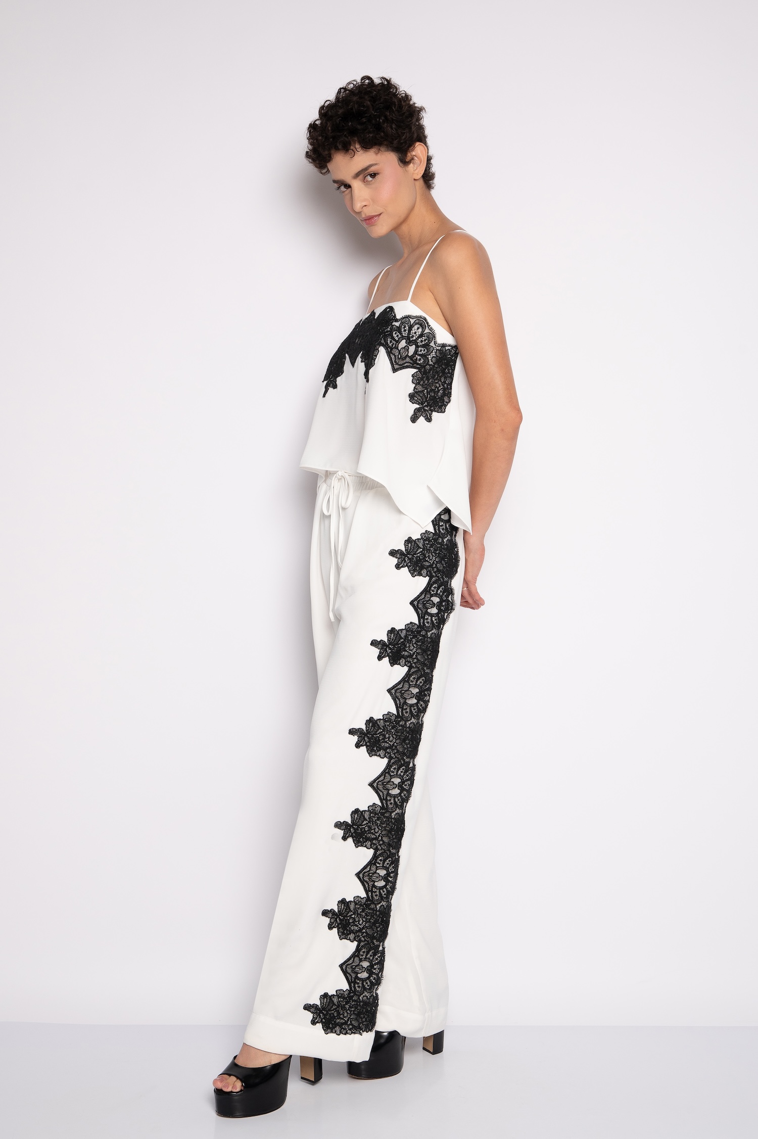 Calça Pantalona Com Bordado Lateral Off White - Aninha