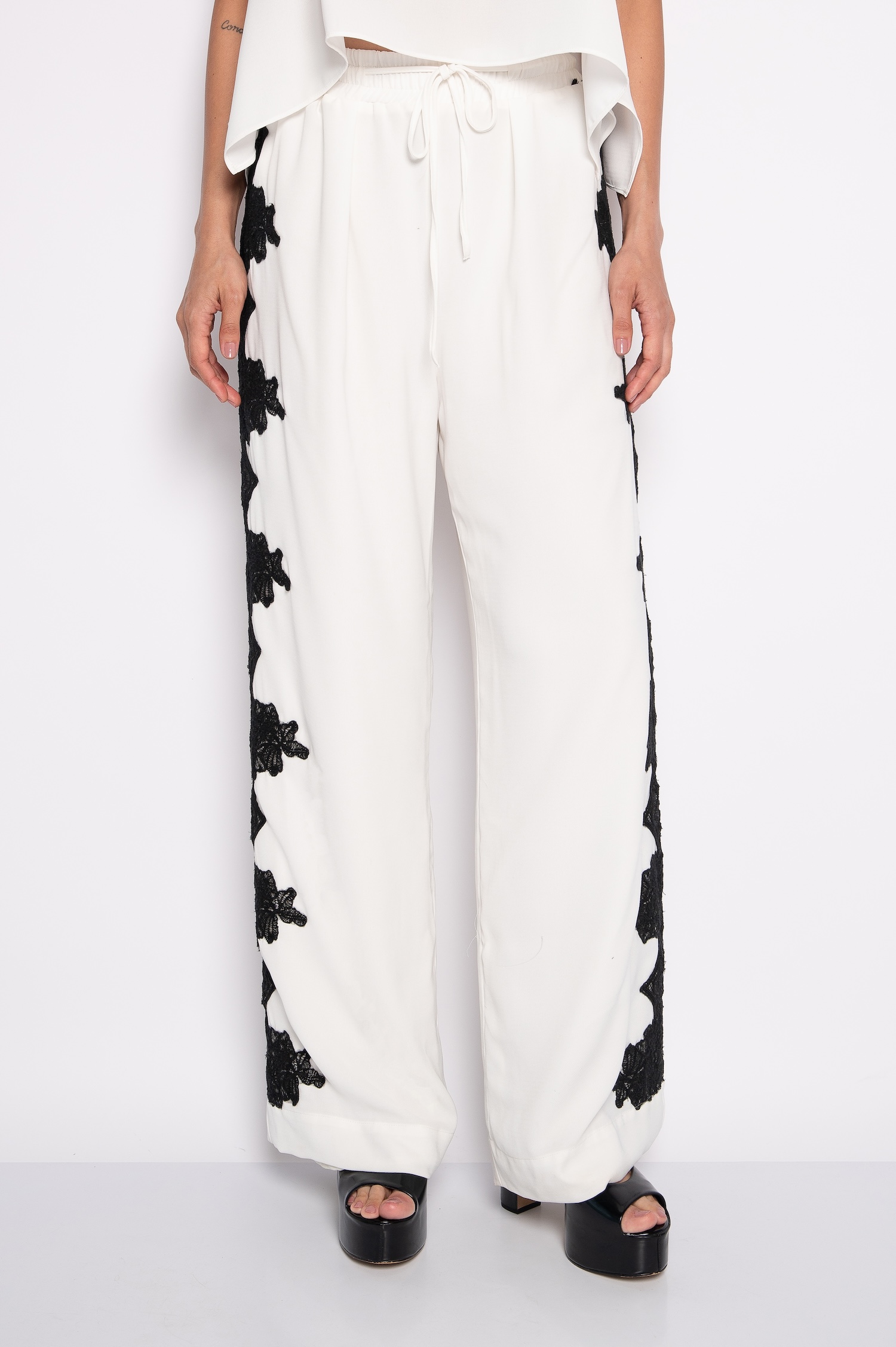Calça Pantalona Com Bordado Lateral Off White - Aninha - Imagem 2
