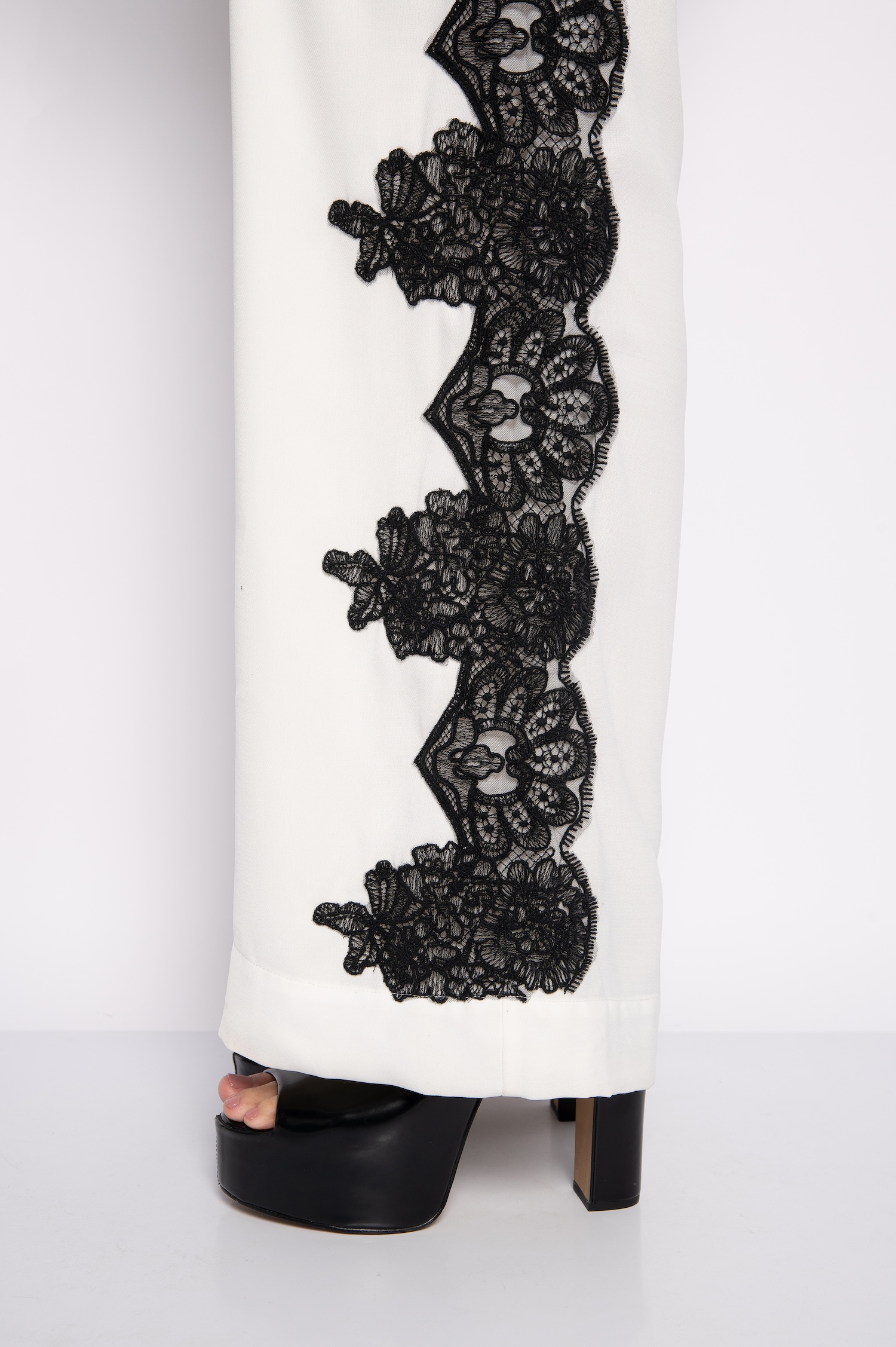 Calça Pantalona Com Bordado Lateral Off White - Aninha - Imagem 3