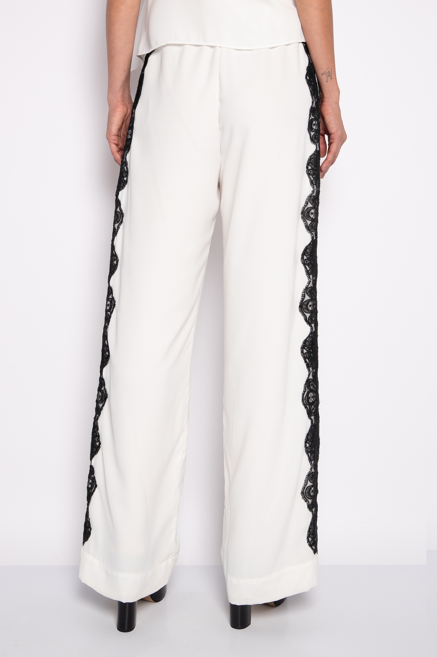 Calça Pantalona Com Bordado Lateral Off White - Aninha - Imagem 4