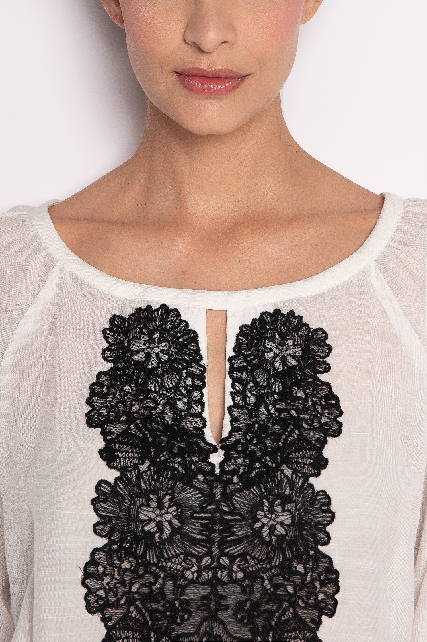 Bata Bordada Com Manga 3/4 Off White - Gorete - Imagem 3