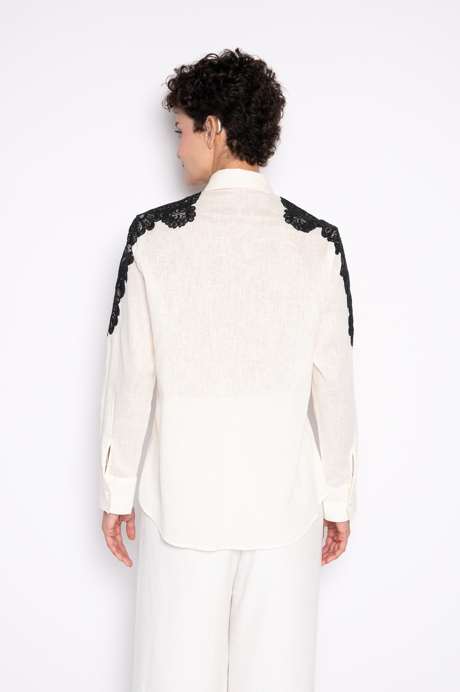 Camisa Com Bordado Aplicado Nos Ombros Off White - Olga - Imagem 4