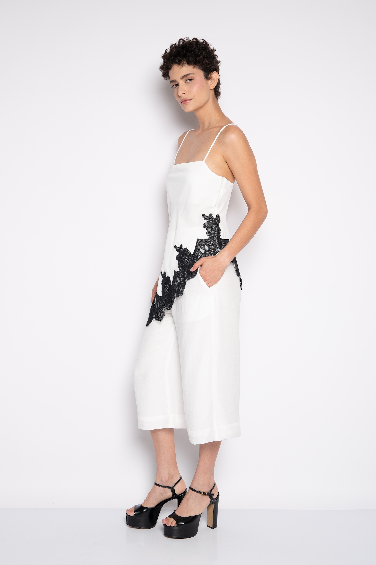 Blusa Assimétrica Bordada com Alças Off White - Dani - Imagem 2