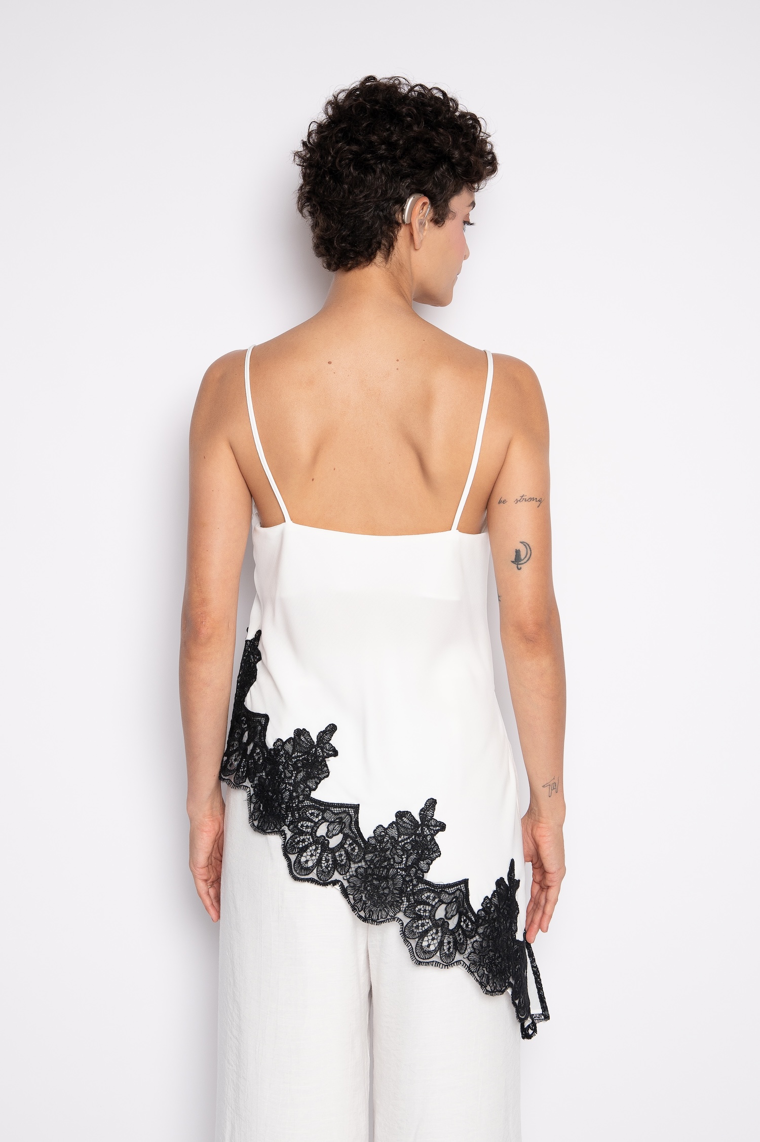 Blusa Assimétrica Bordada com Alças Off White - Dani - Imagem 4