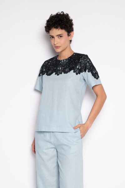 Blusa com Bordado Aplicado Manga Curta Azul Claro - Carmem