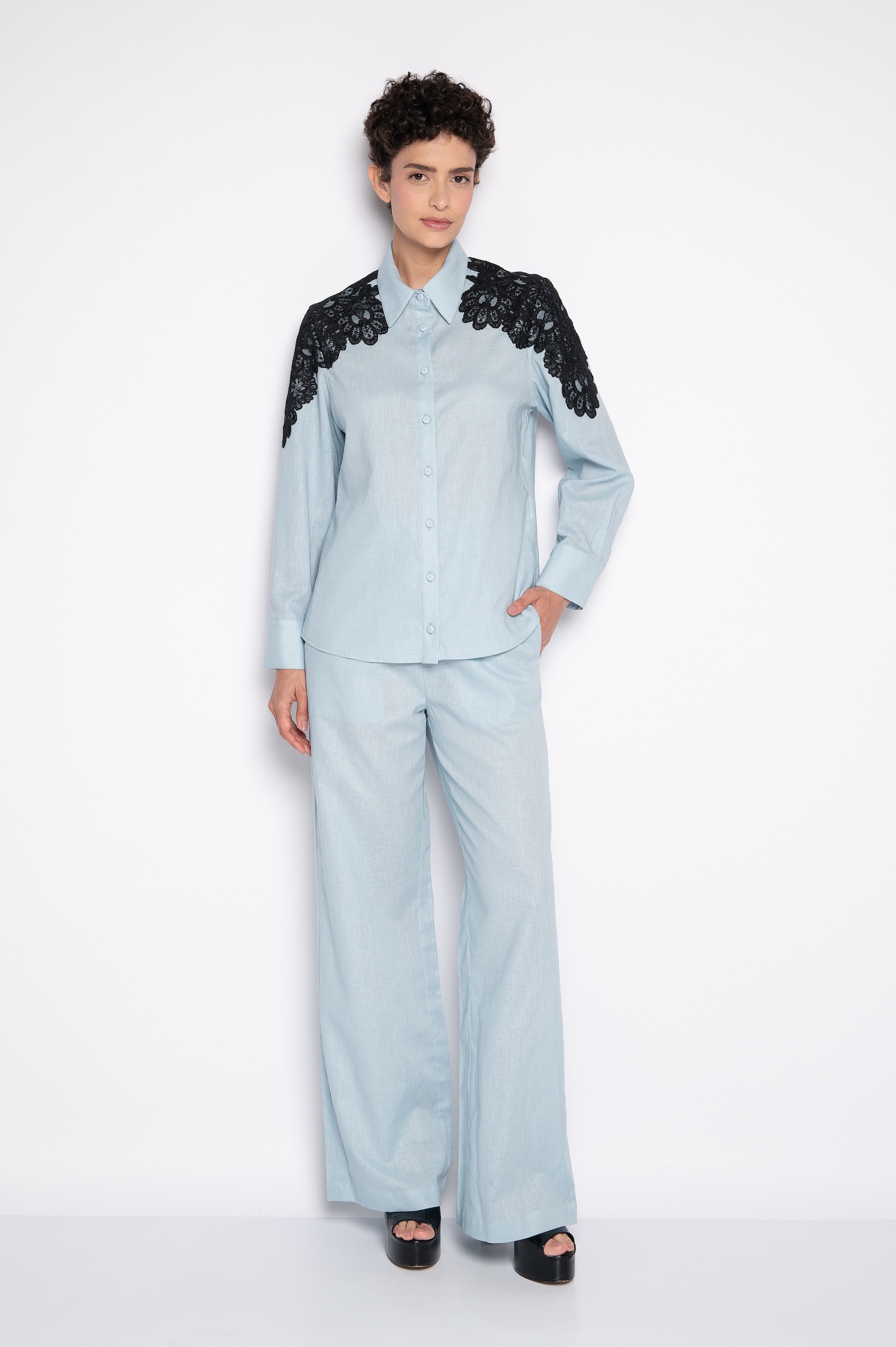 Camisa Com Bordado Aplicado Nos Ombros Azul Claro - Olga - Imagem 2