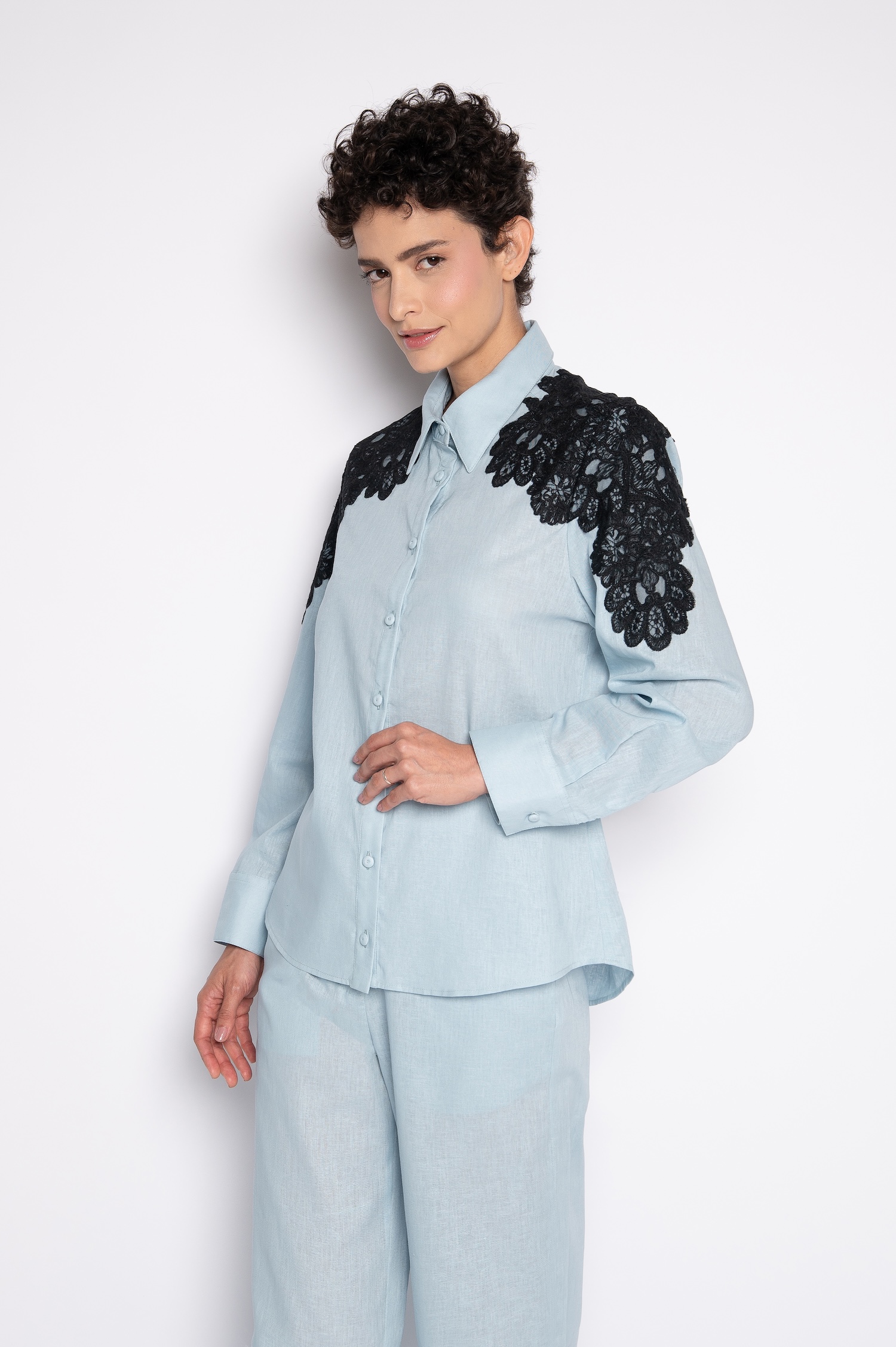 Camisa Com Bordado Aplicado Nos Ombros Azul Claro - Olga