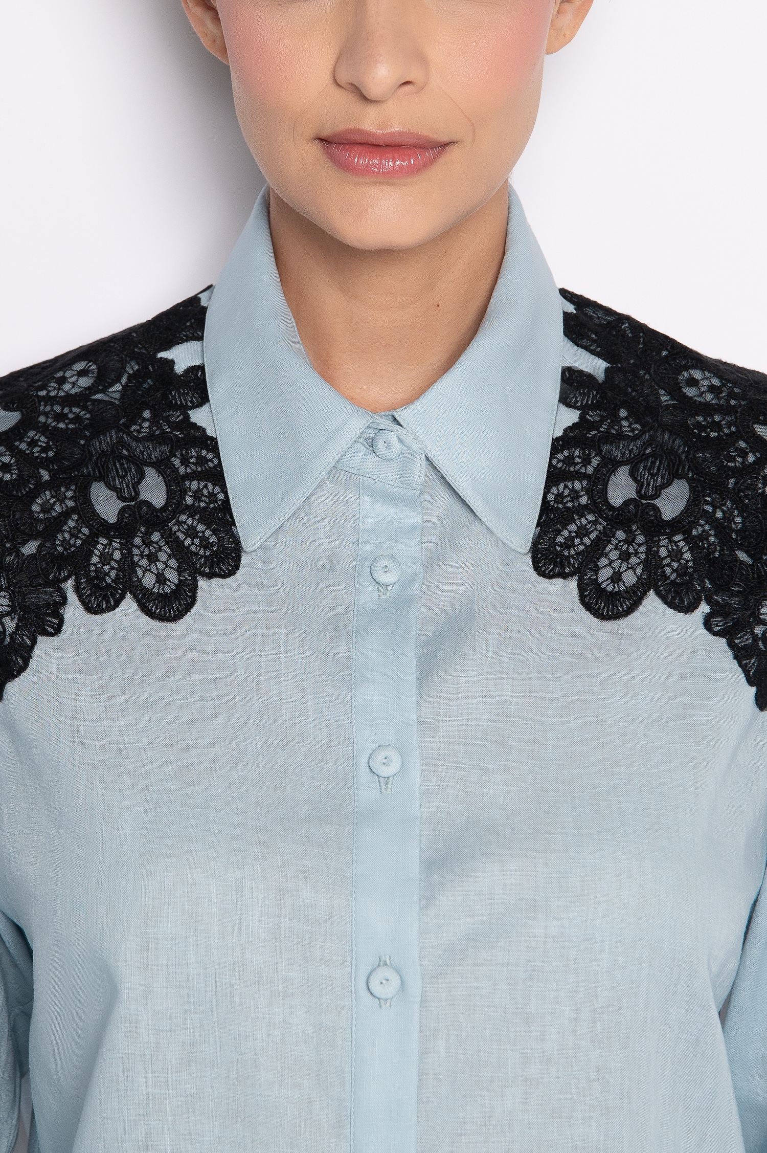 Camisa Com Bordado Aplicado Nos Ombros Azul Claro - Olga - Imagem 3