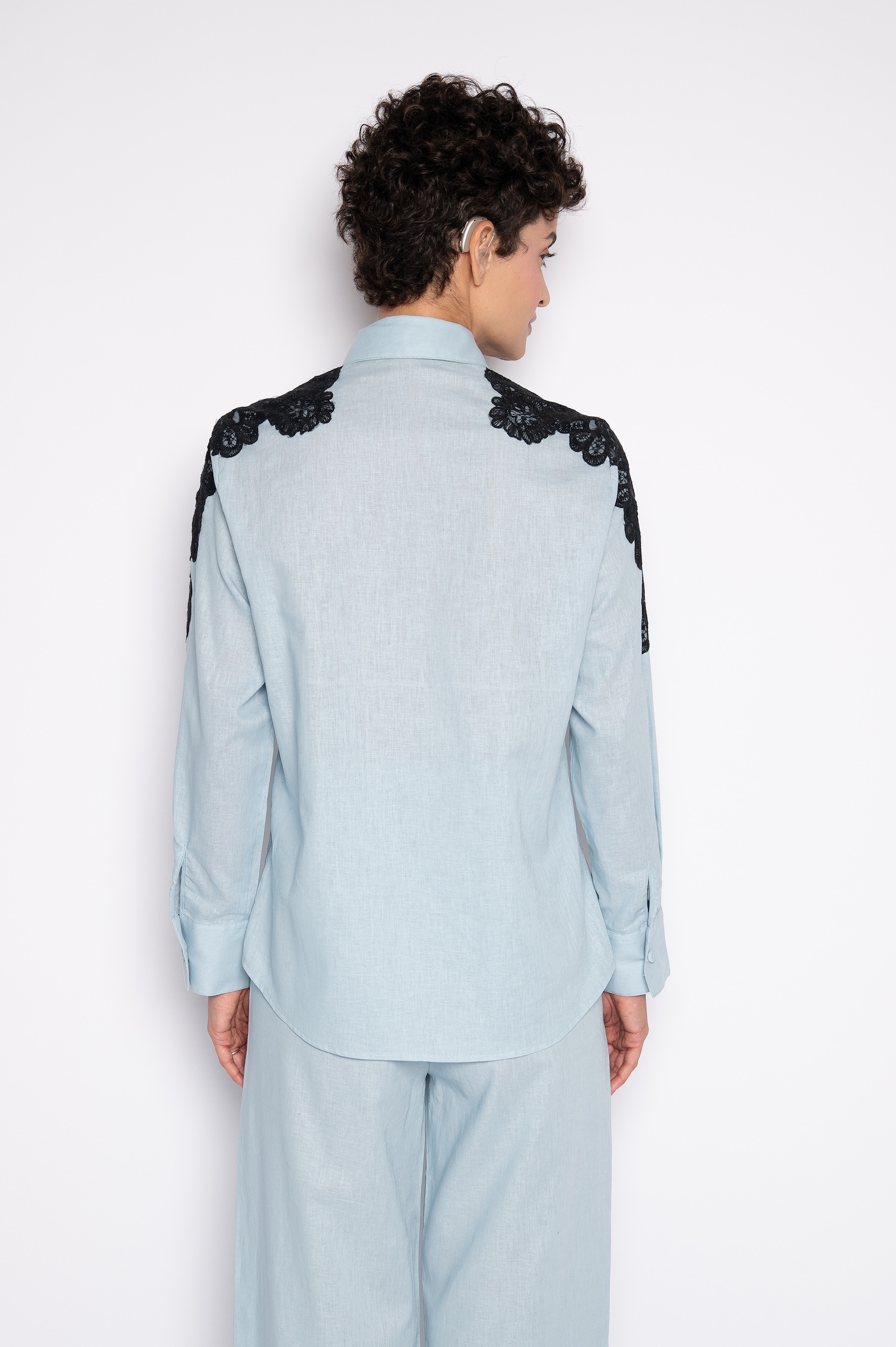 Camisa Com Bordado Aplicado Nos Ombros Azul Claro - Olga - Imagem 4