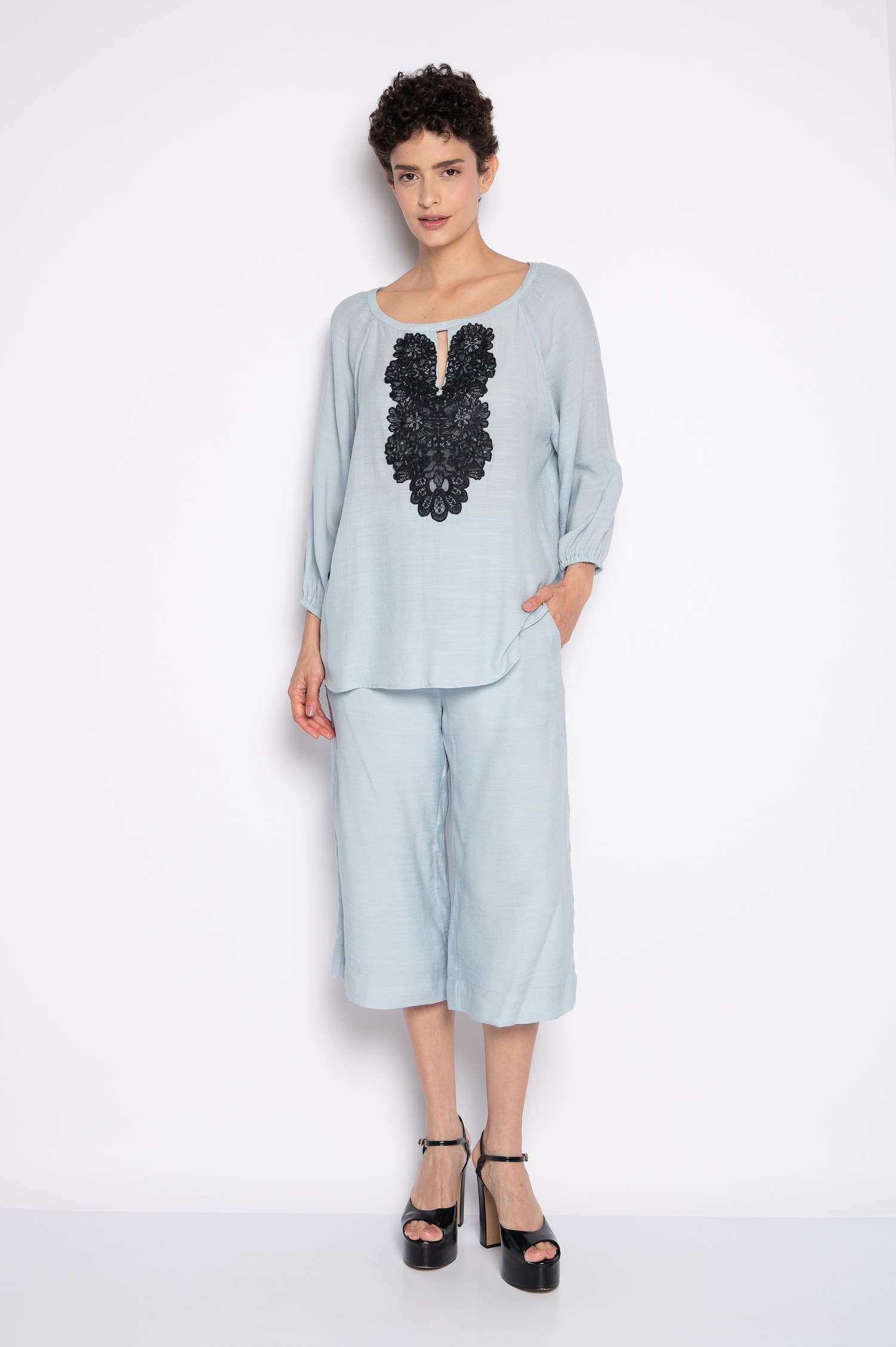 Bata Bordada Com Manga 3/4 Azul Claro - Gorete - Imagem 2