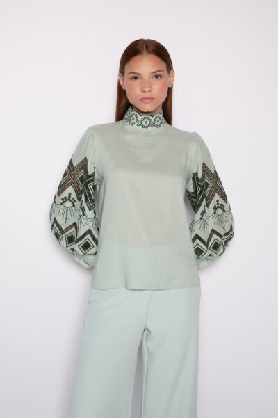 Blusa Bordada Com Gola Alta e Mangas Bufantes 7/8 Verde Claro - Juliana