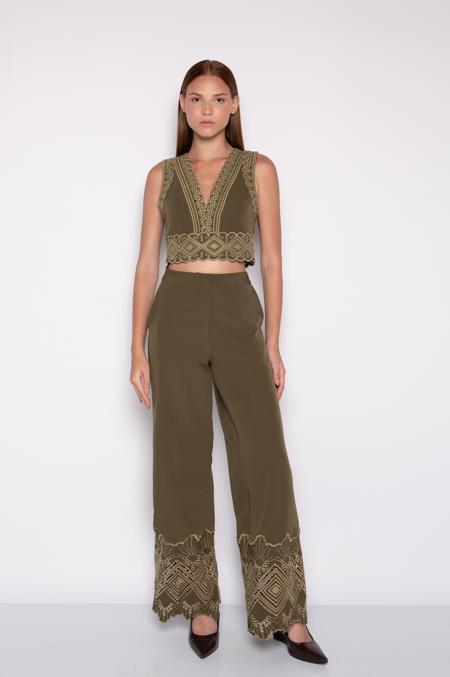 Top Bordado Cavado Com Decote V Verde Oliva - Ester - Imagem 2