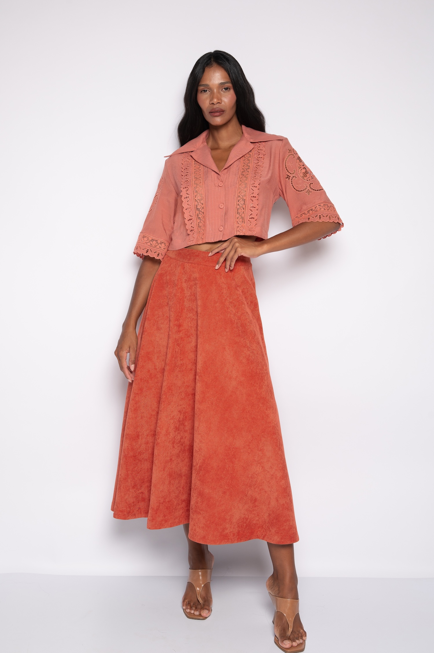 Camisa Cropped Bordada com Gola Italiana Rosa Vintage - Mari - Imagem 2