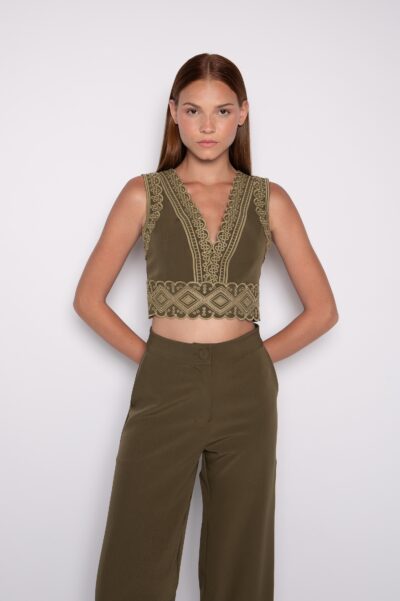 Top Bordado Cavado Com Decote V Verde Oliva - Ester