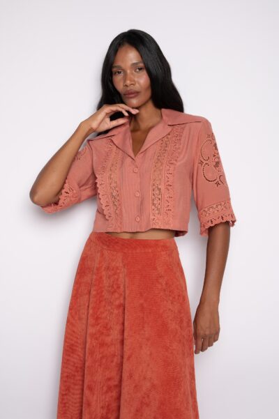 Camisa Cropped Bordada com Gola Italiana Rosa Vintage - Mari