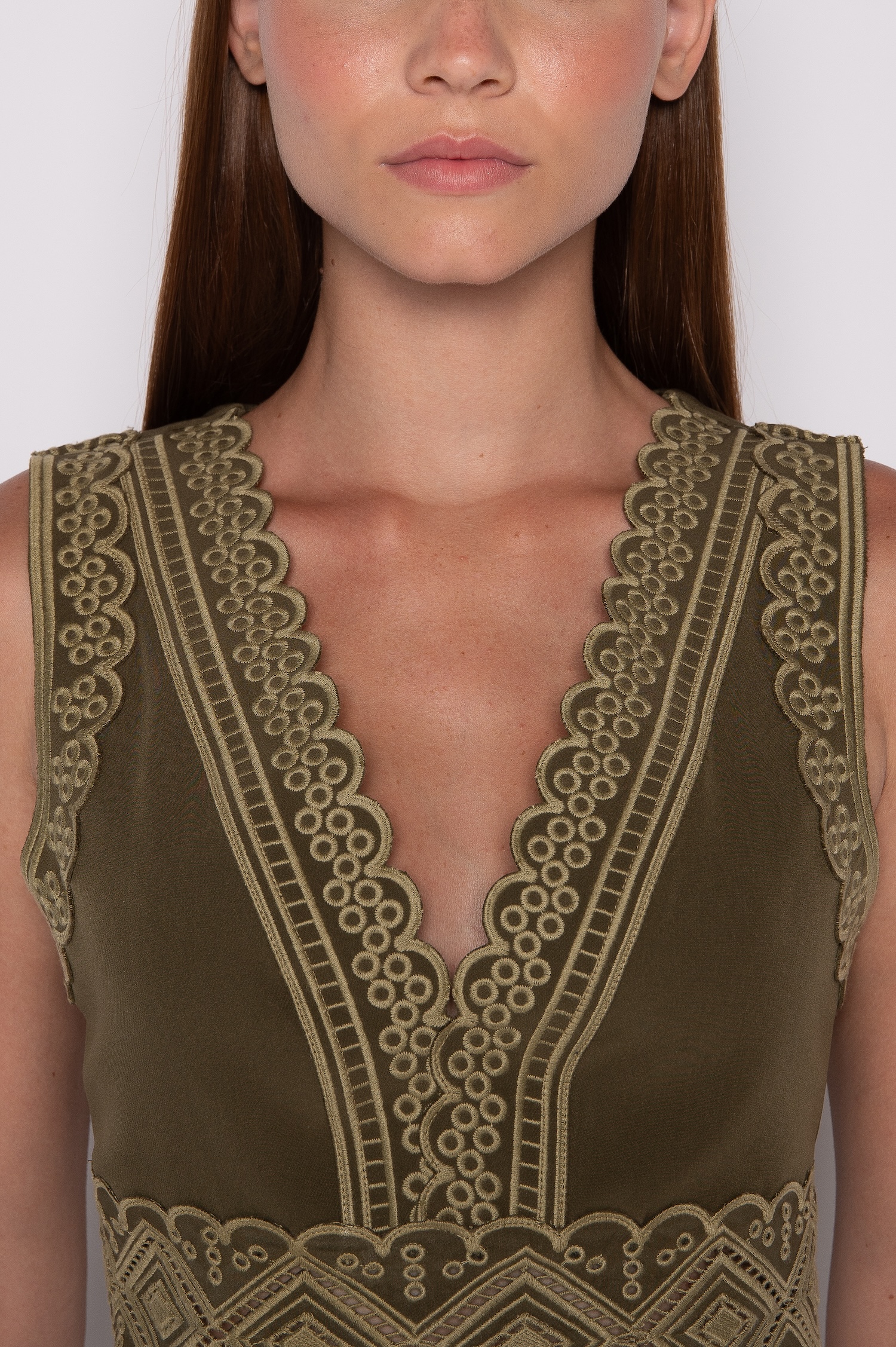 Top Bordado Cavado Com Decote V Verde Oliva - Ester - Imagem 3