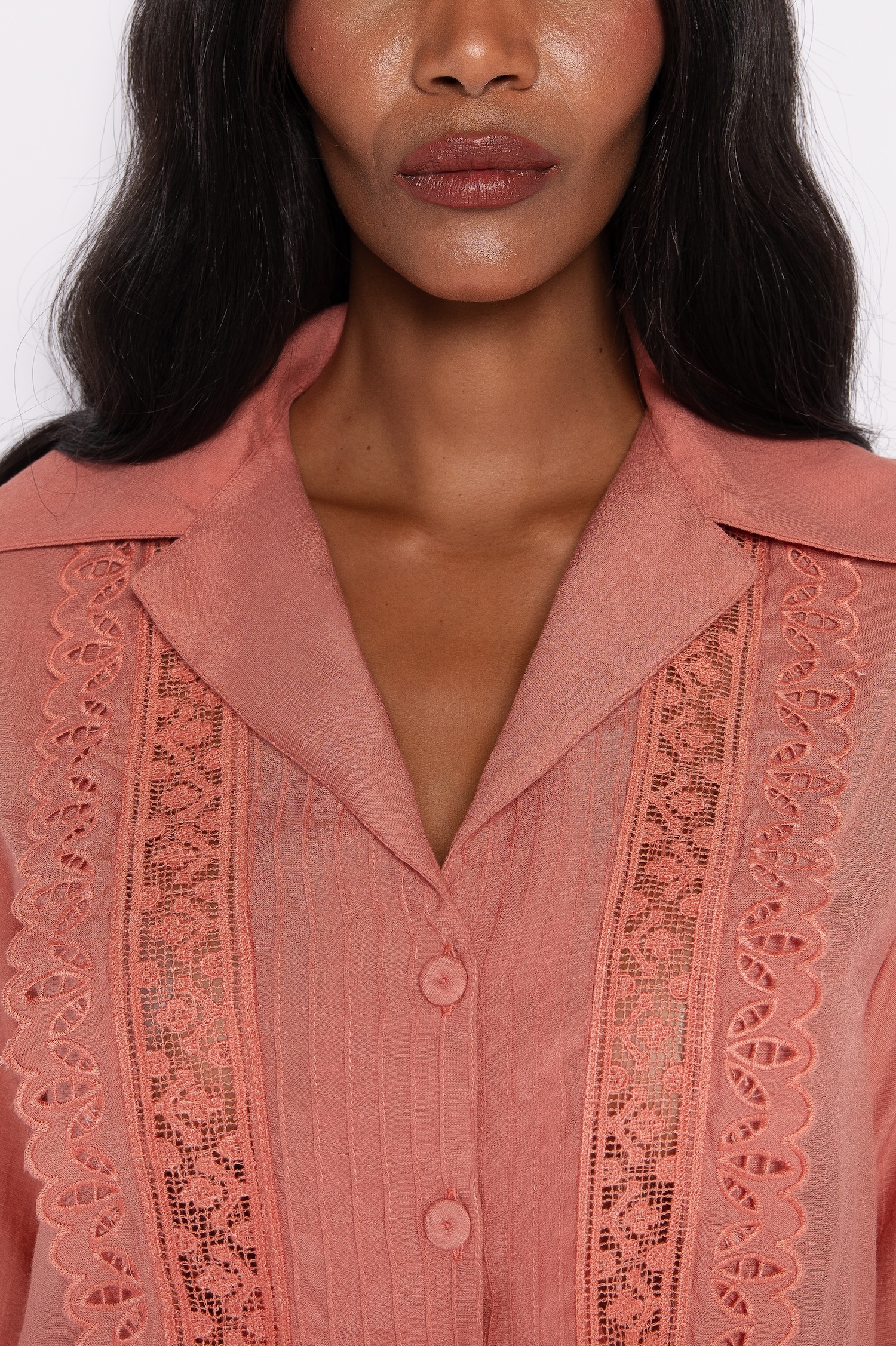 Camisa Cropped Bordada com Gola Italiana Rosa Vintage - Mari - Imagem 4